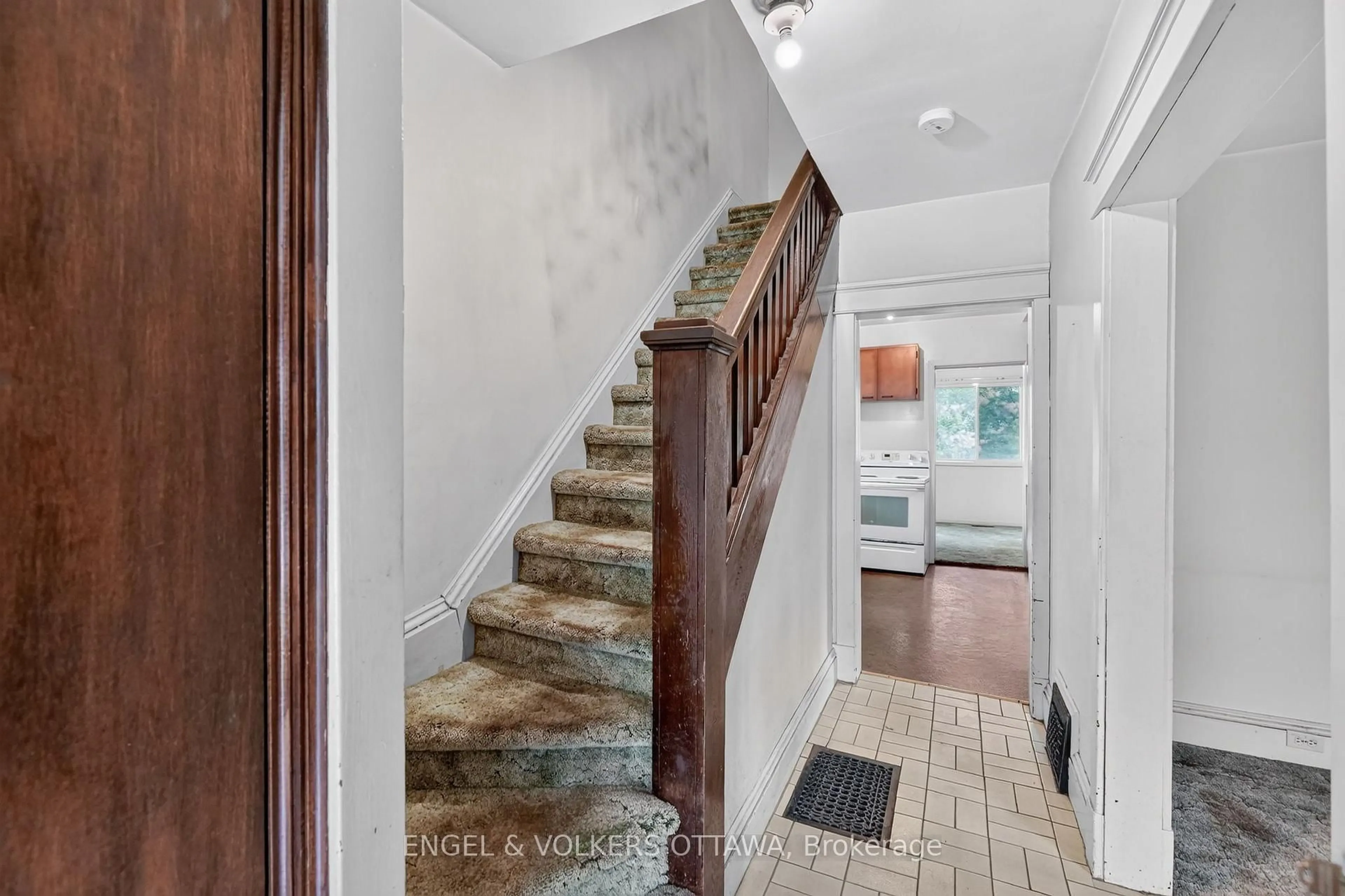 Indoor entryway for 9 Geneva St, Ottawa Ontario K1Y 3N5