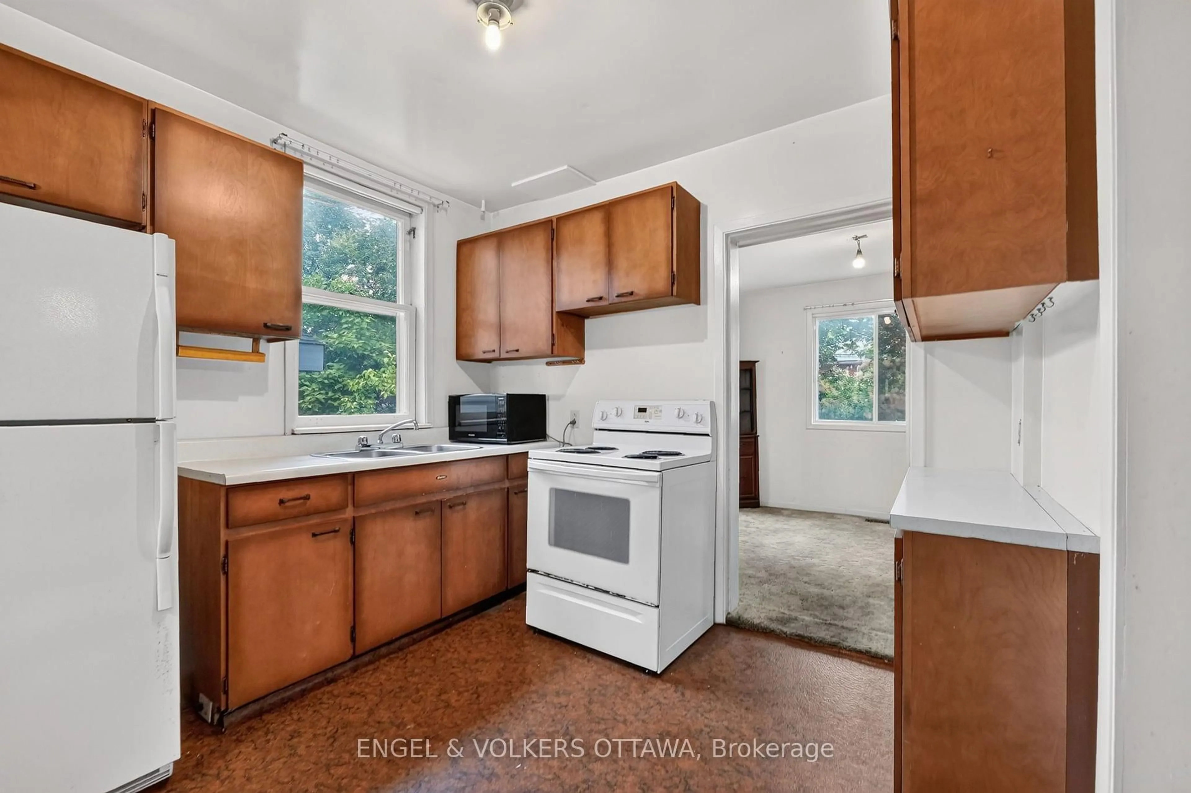 Standard kitchen, unknown for 9 Geneva St, Ottawa Ontario K1Y 3N5