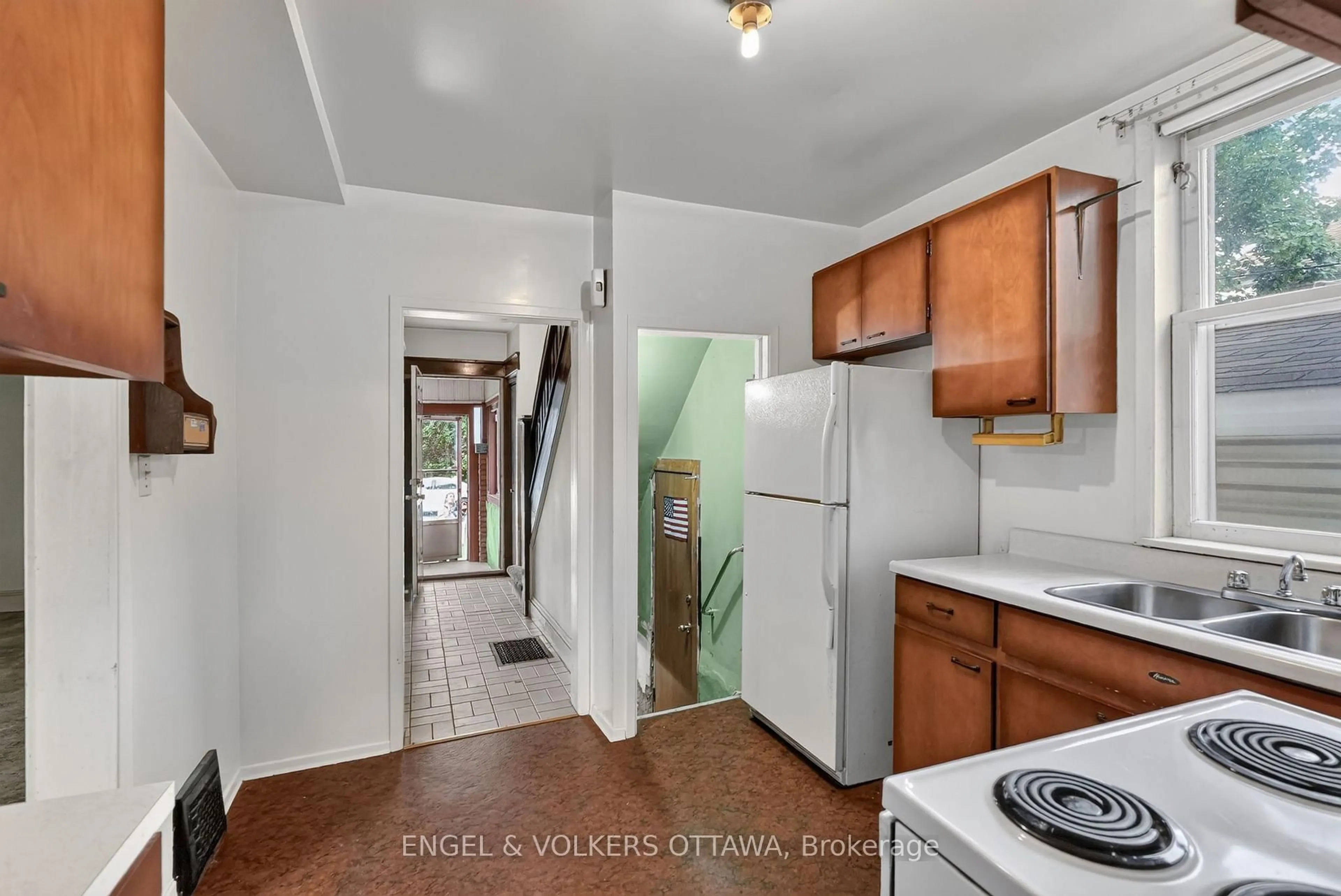 Standard kitchen, unknown for 9 Geneva St, Ottawa Ontario K1Y 3N5