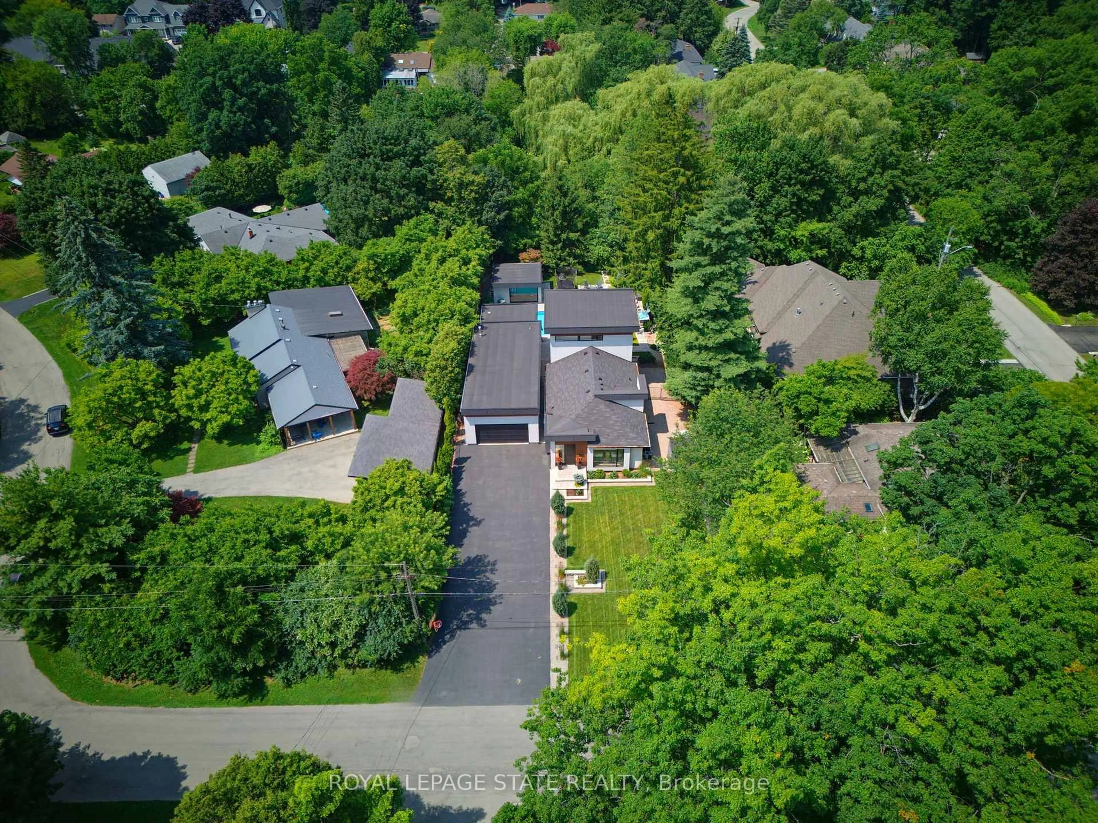 A pic from outside/outdoor area/front of a property/back of a property/a pic from drone, street for 282 Robina Rd, Hamilton Ontario L9G 2L7