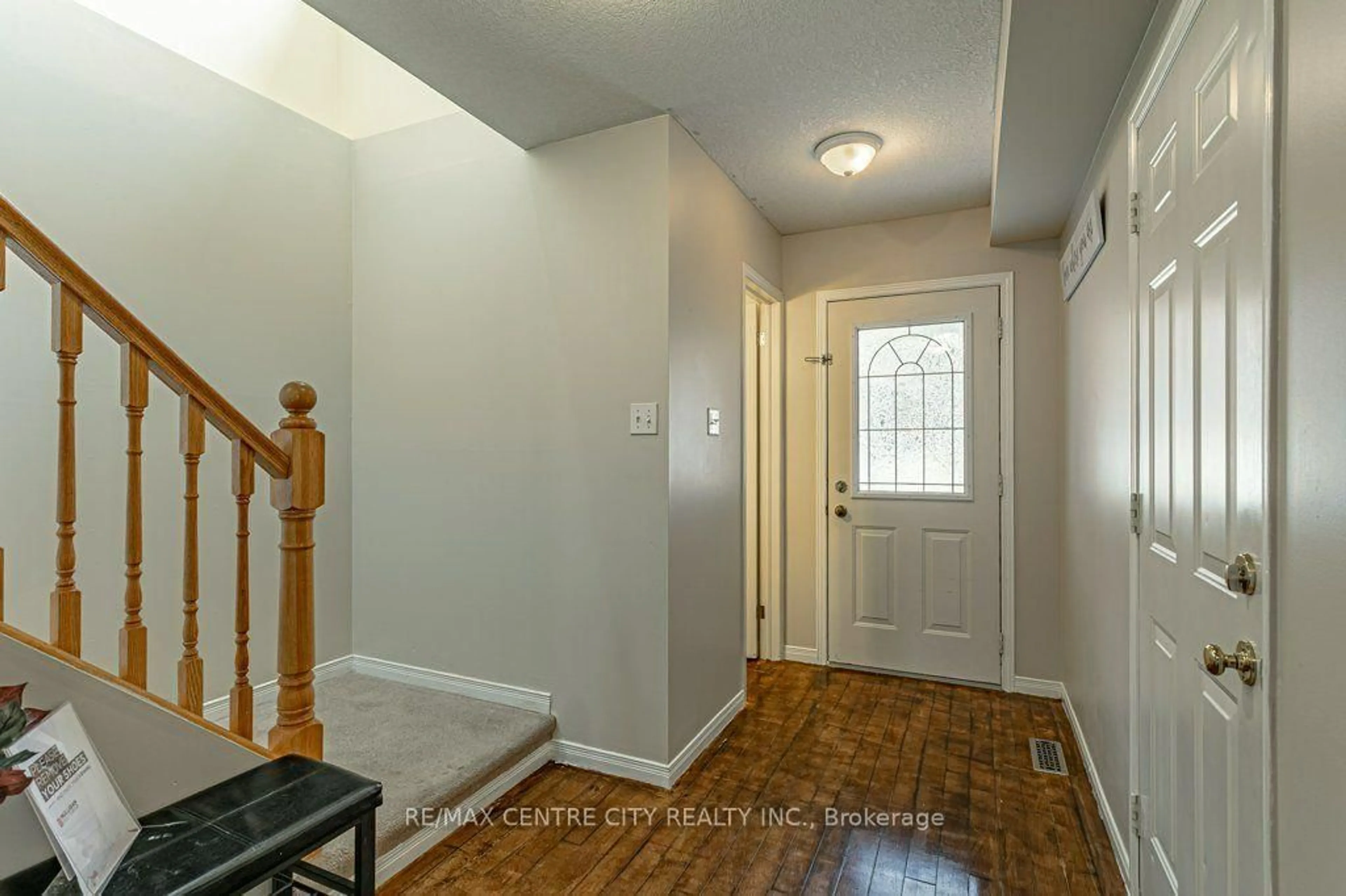 Indoor entryway for 320 Rossmore Crt, London South Ontario N6C 6B9