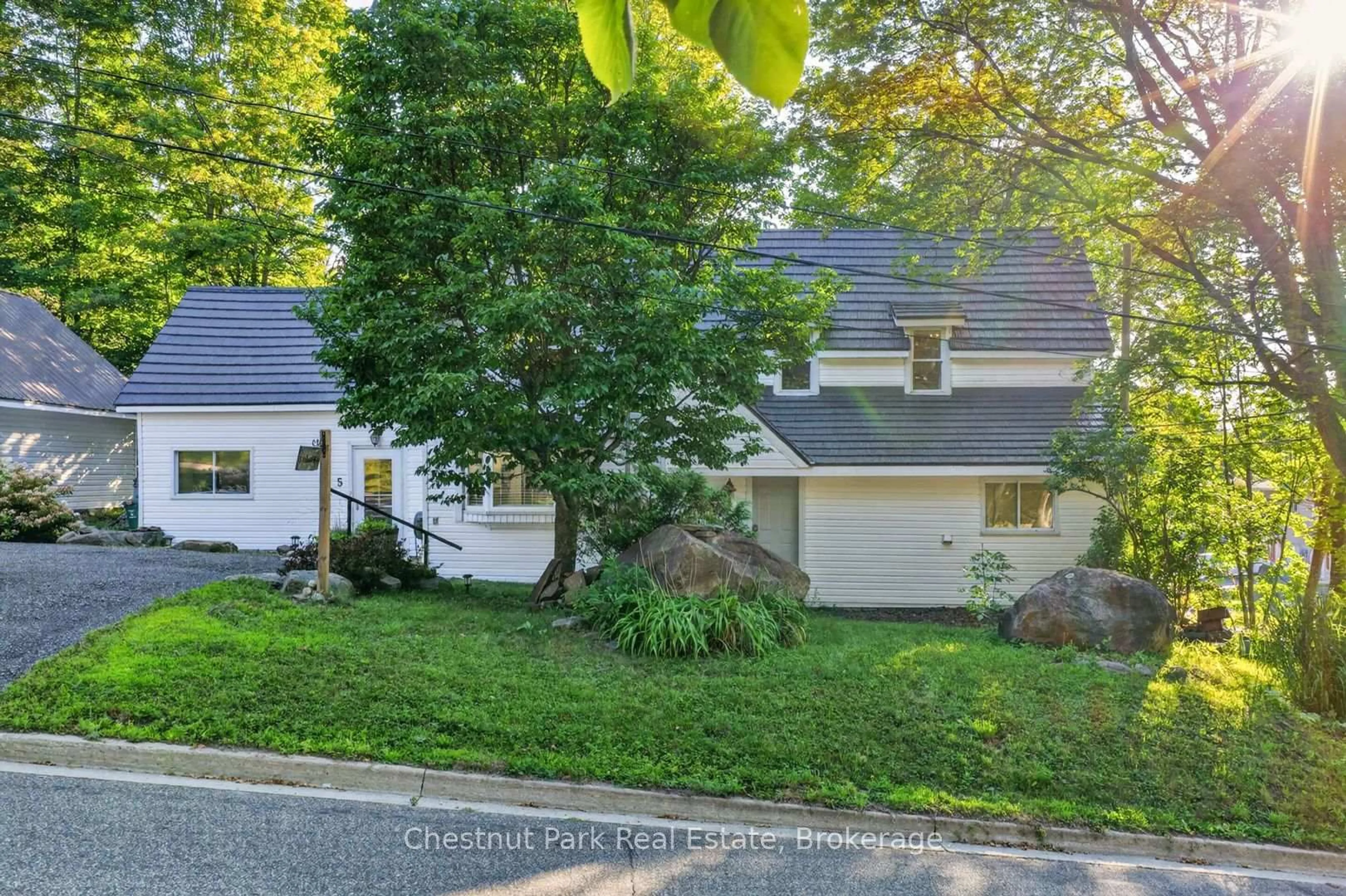 A pic from outside/outdoor area/front of a property/back of a property/a pic from drone, street for 5 Wilmott St, Huntsville Ontario P1H 1W8