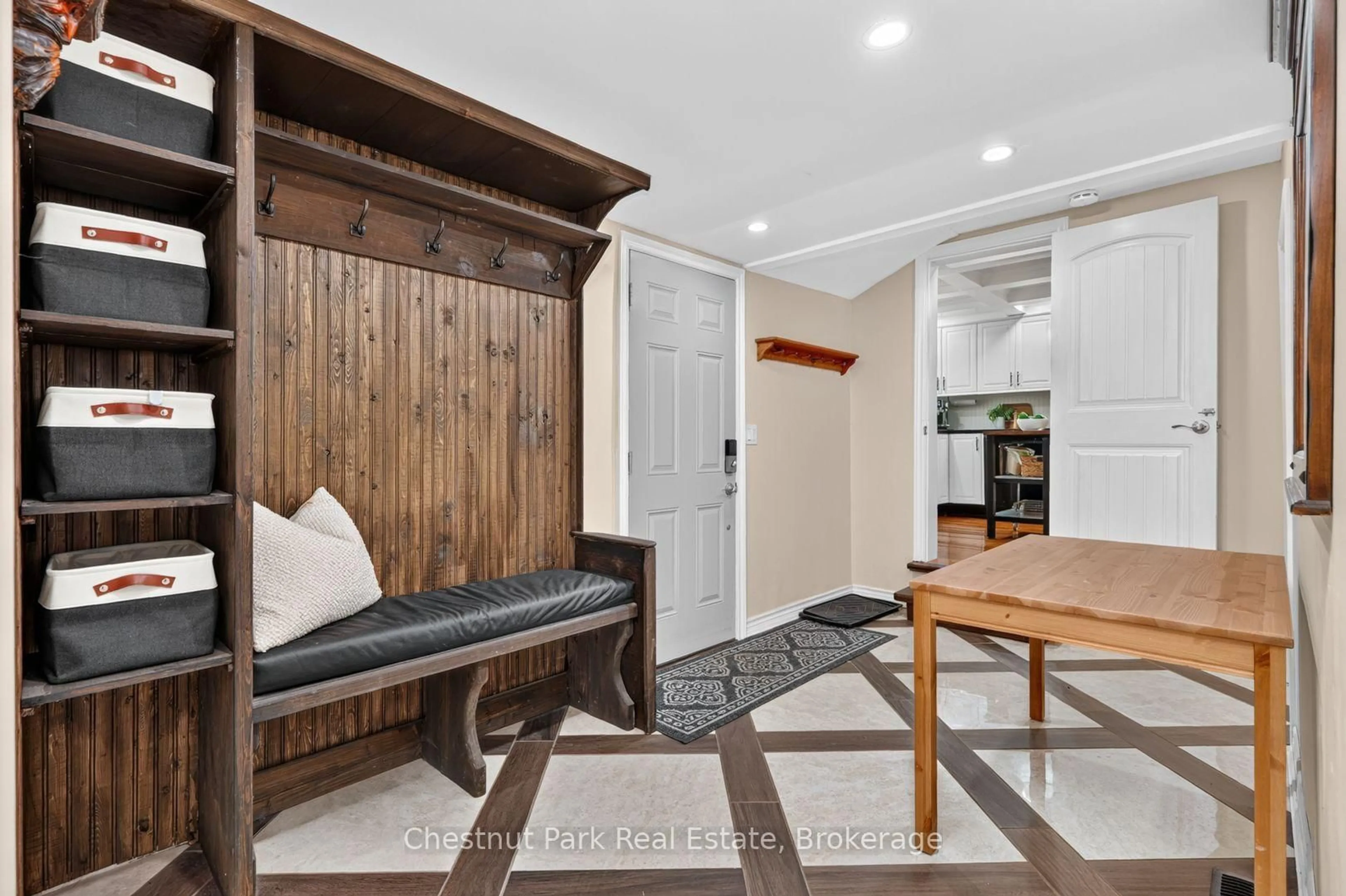 Indoor entryway for 5 Wilmott St, Huntsville Ontario P1H 1W8