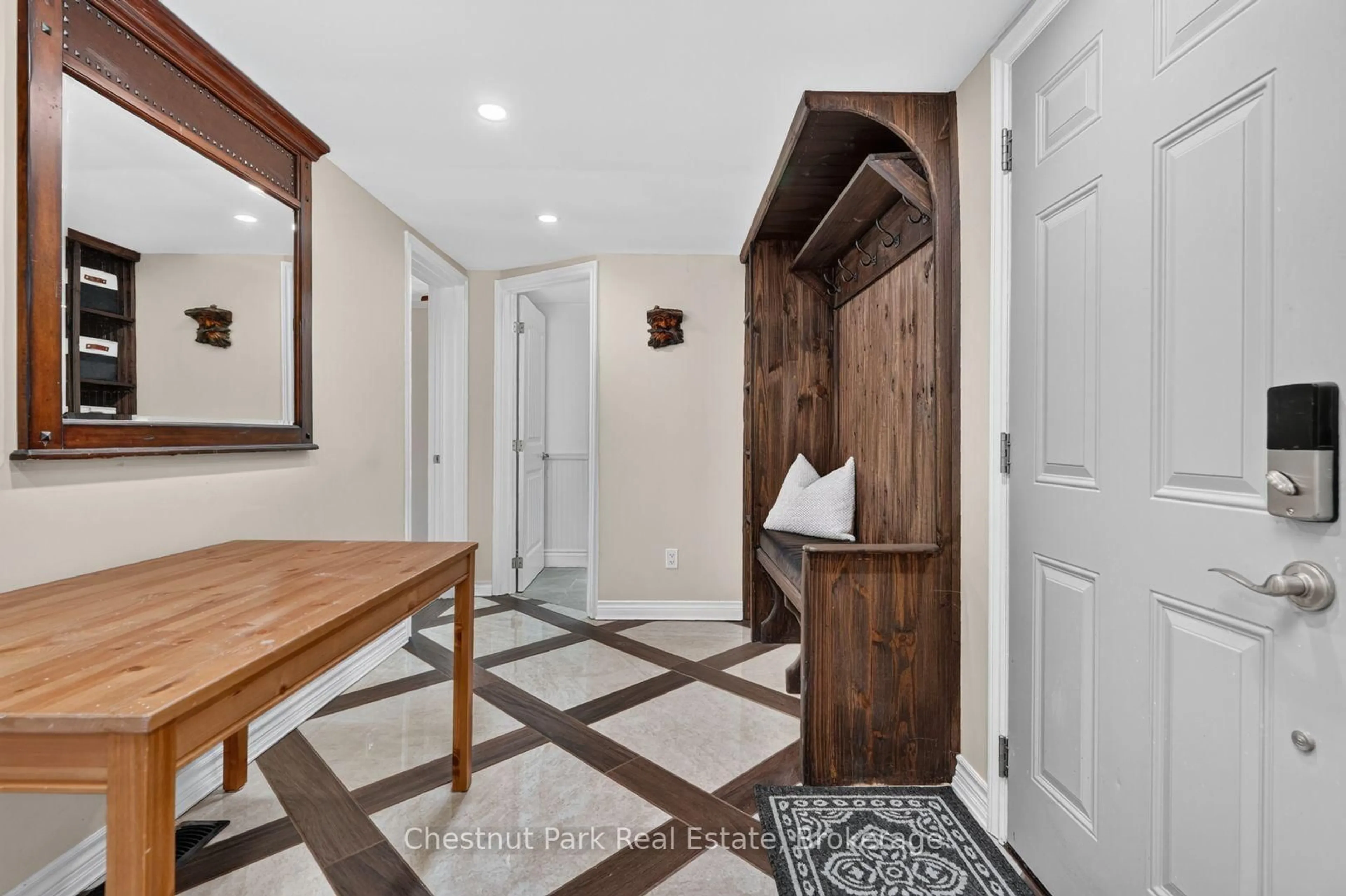 Indoor entryway for 5 Wilmott St, Huntsville Ontario P1H 1W8