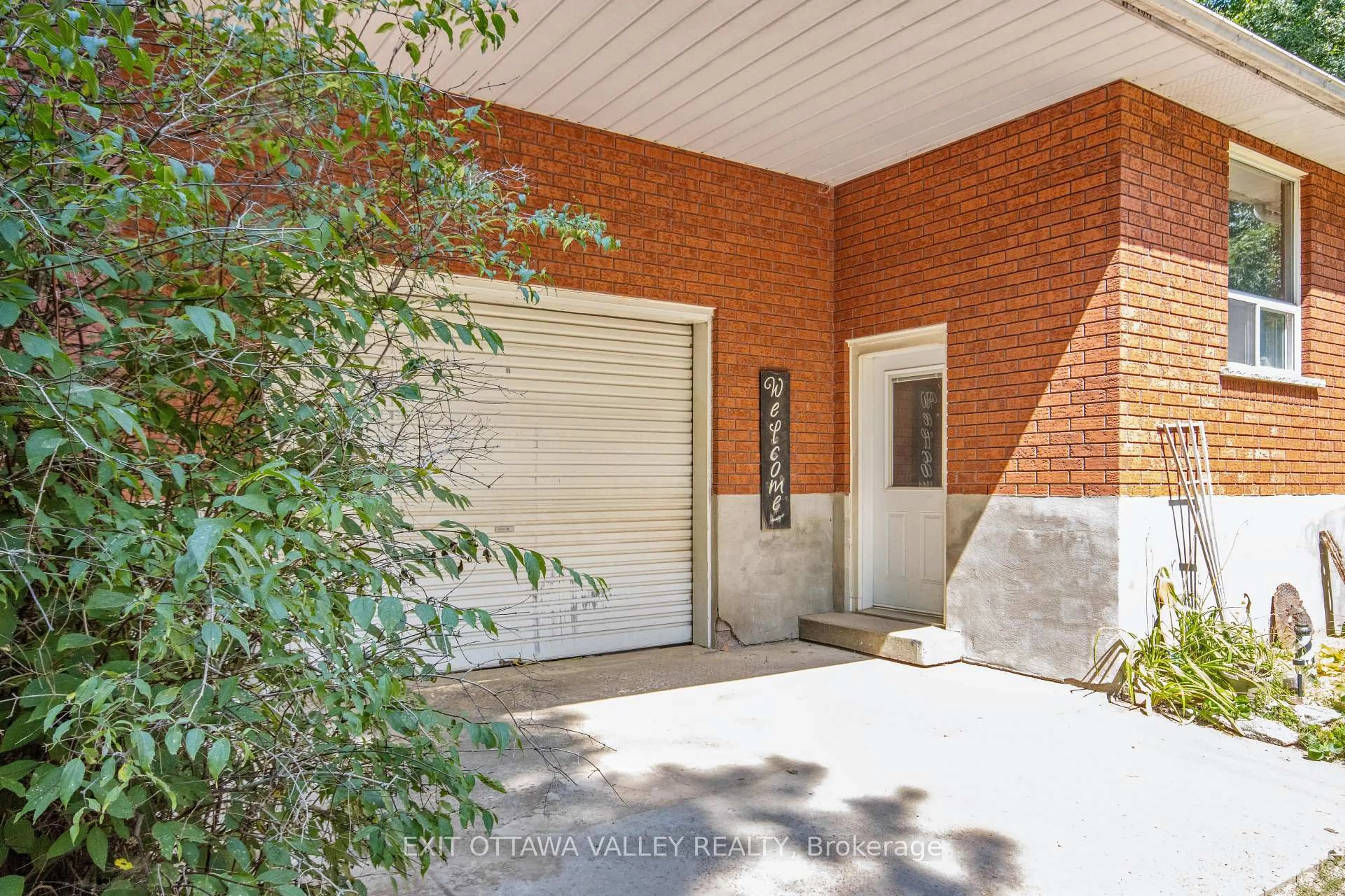 Patio, street for 561 Long Lake Rd, Barry's Bay Ontario K0J 1B0