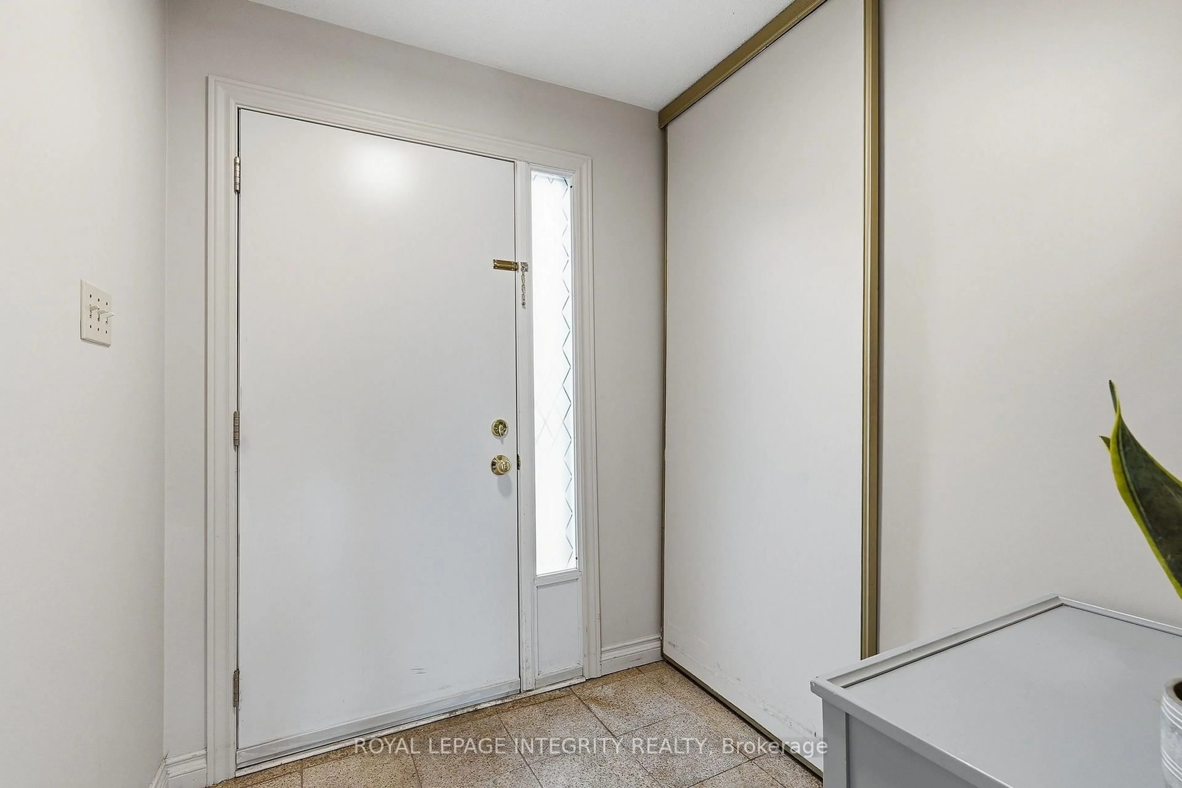 Indoor entryway for 890 Cahill Dr ##4, Ottawa Ontario K1V 9A4