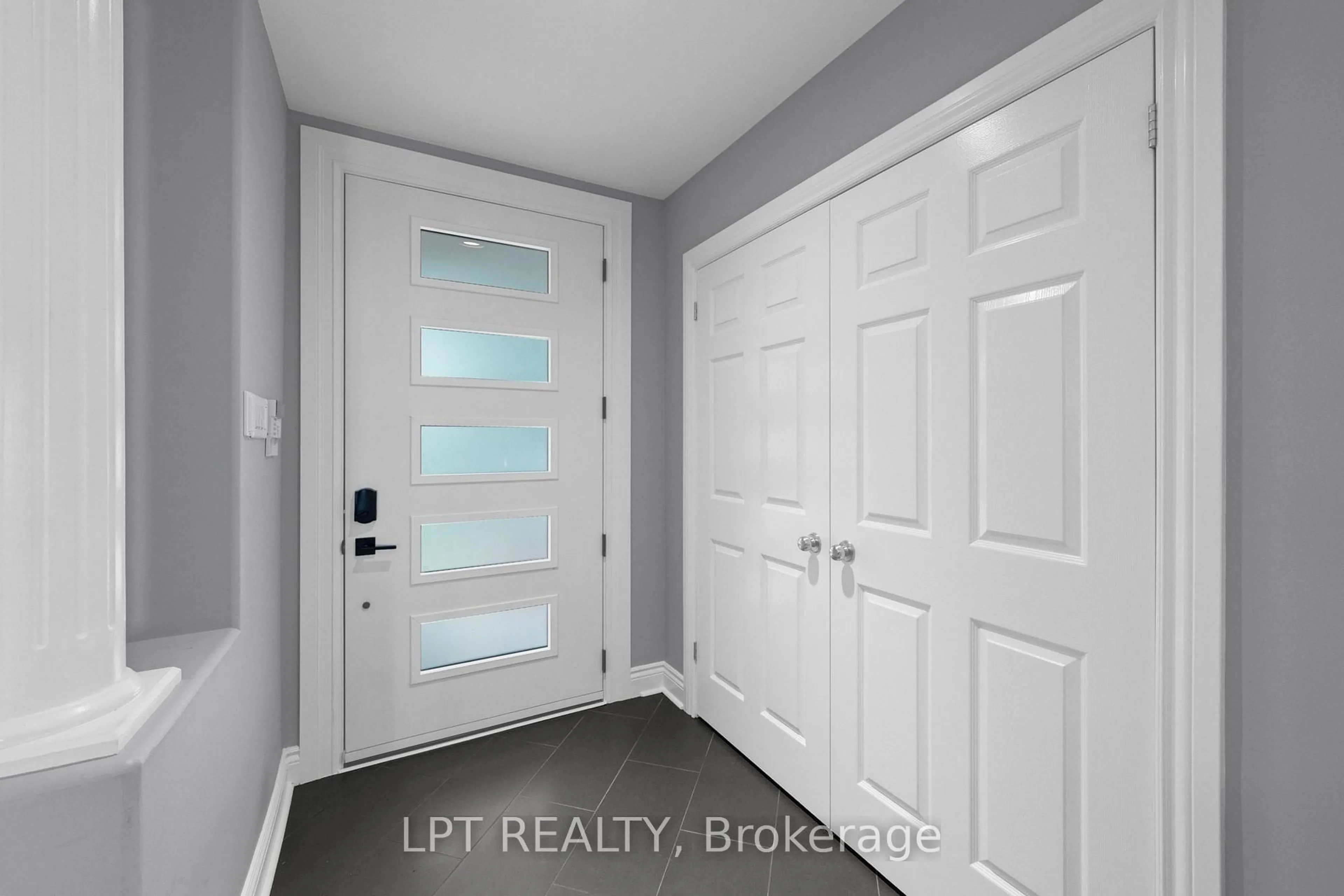 Indoor entryway for 15 Spalding Ave, Kanata Ontario K2K 3B2