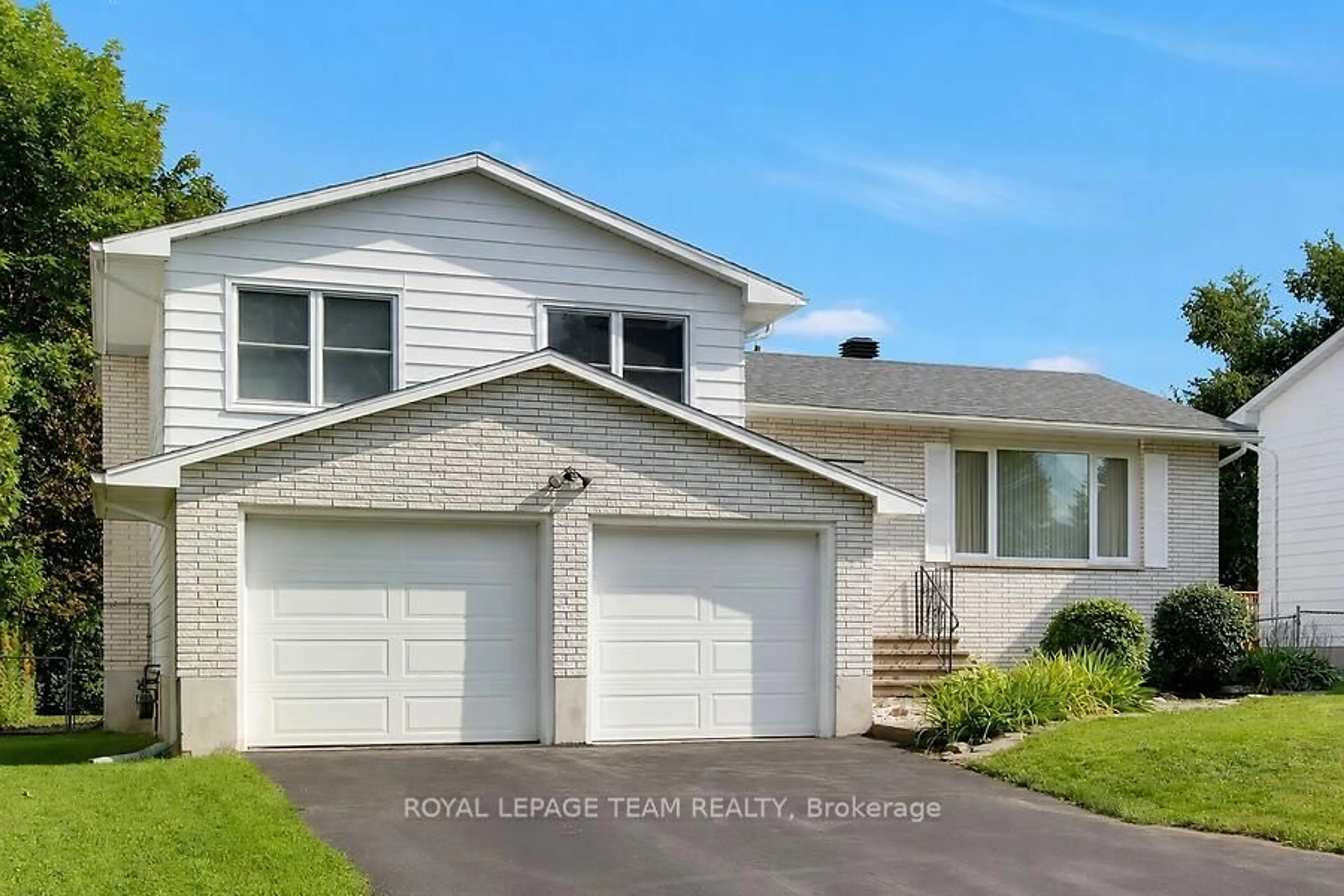 Home with vinyl exterior material, street for 31 Ross St, Smiths Falls Ontario K7A 4V7
