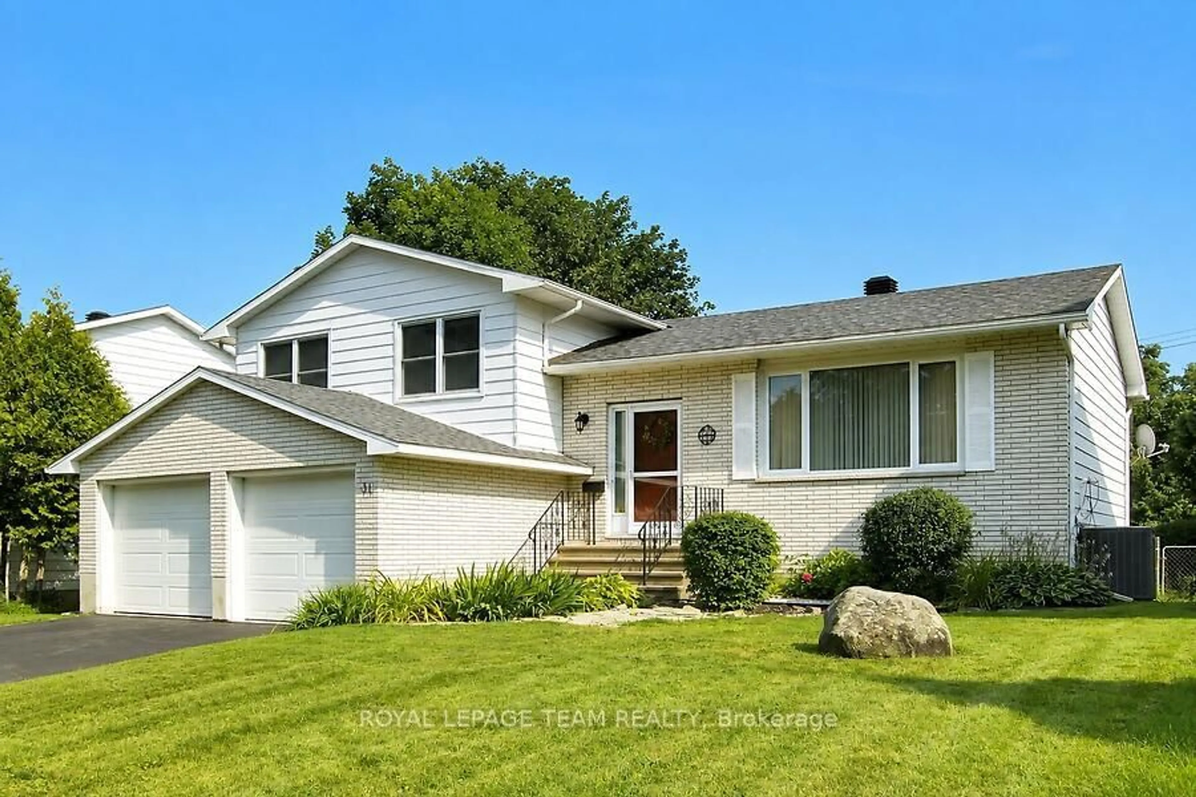 Home with vinyl exterior material, street for 31 Ross St, Smiths Falls Ontario K7A 4V7