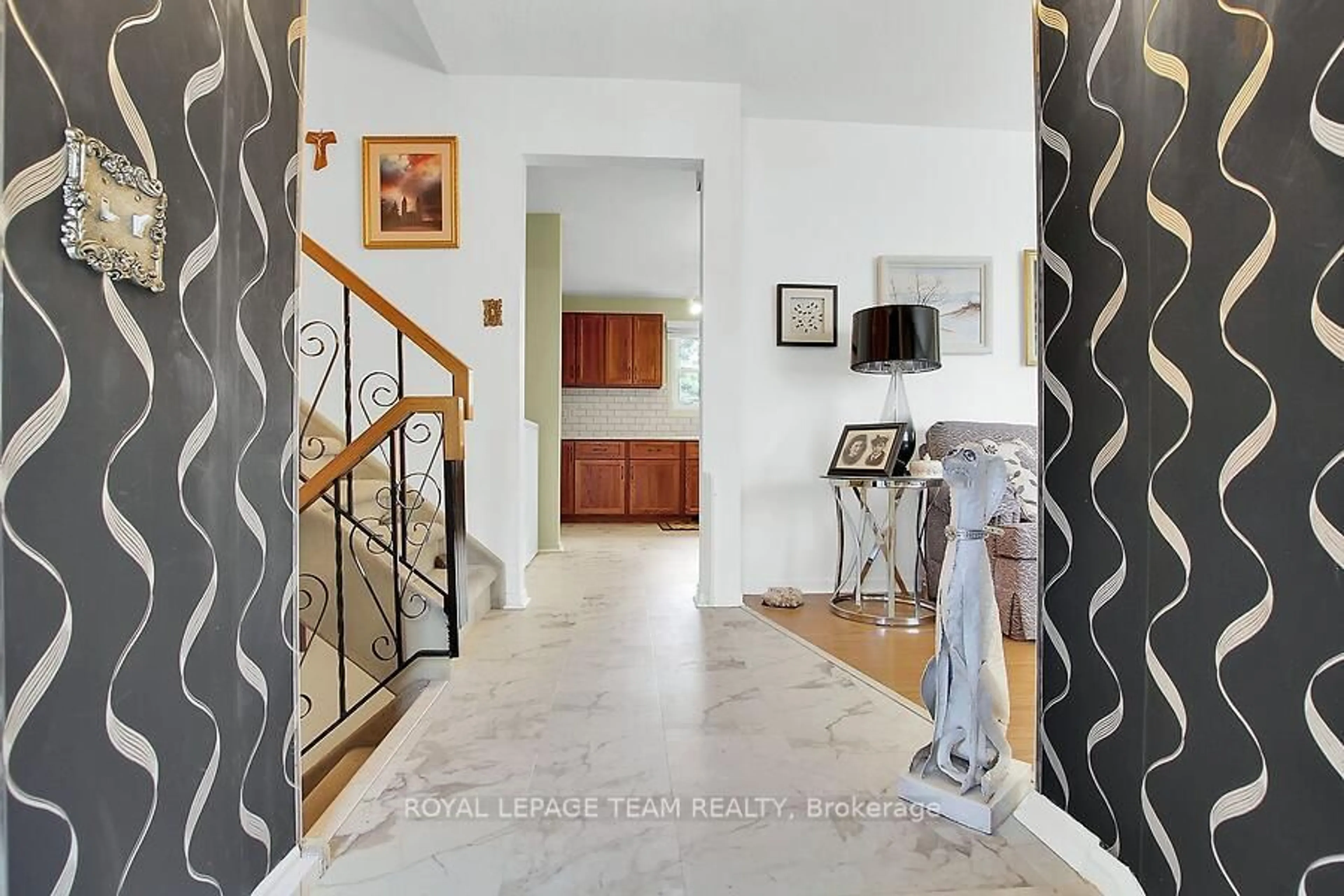 Indoor foyer for 31 Ross St, Smiths Falls Ontario K7A 4V7