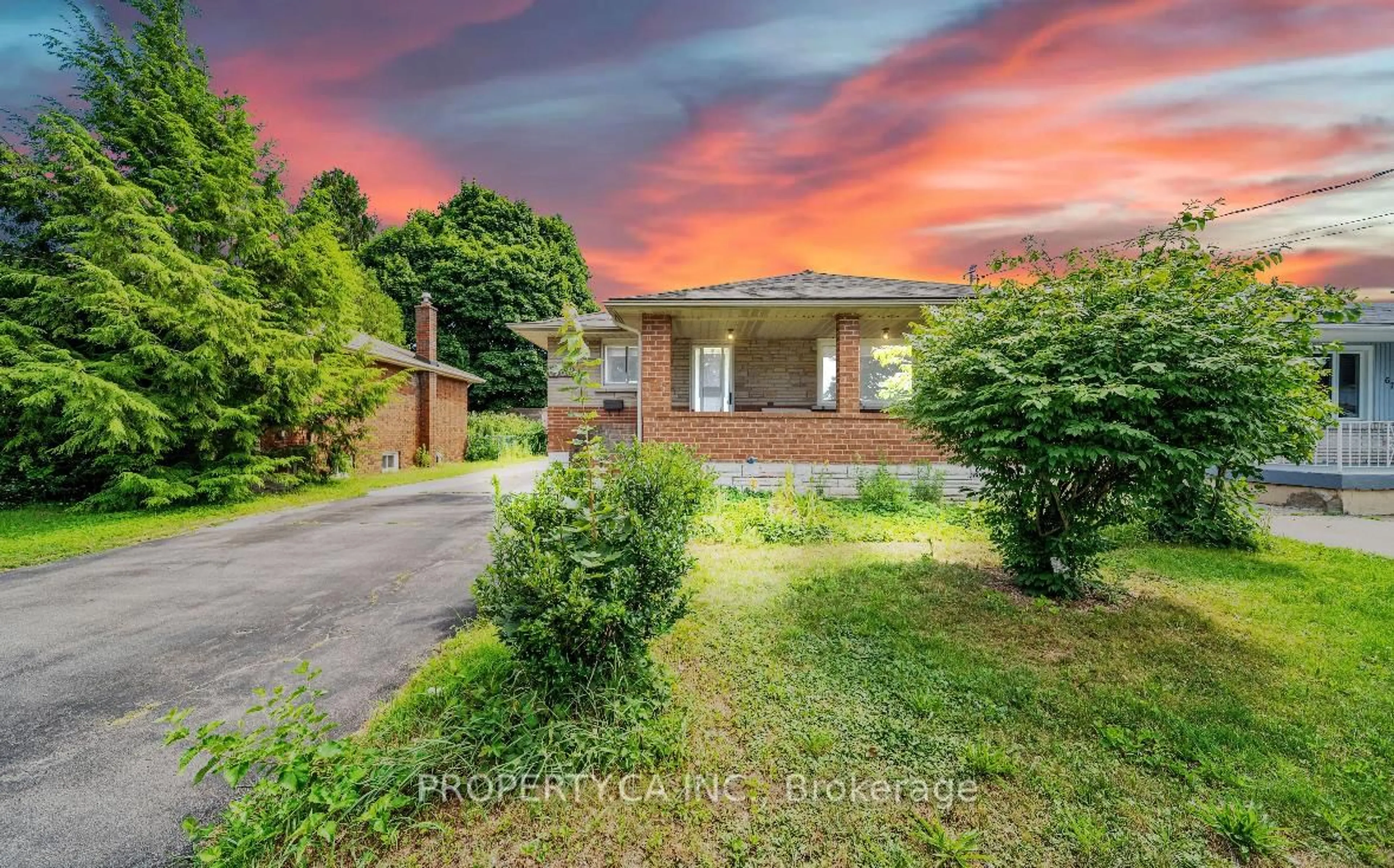 A pic from outside/outdoor area/front of a property/back of a property/a pic from drone, street for 6768 Keiffer St, Niagara Falls Ontario L2E 5K1