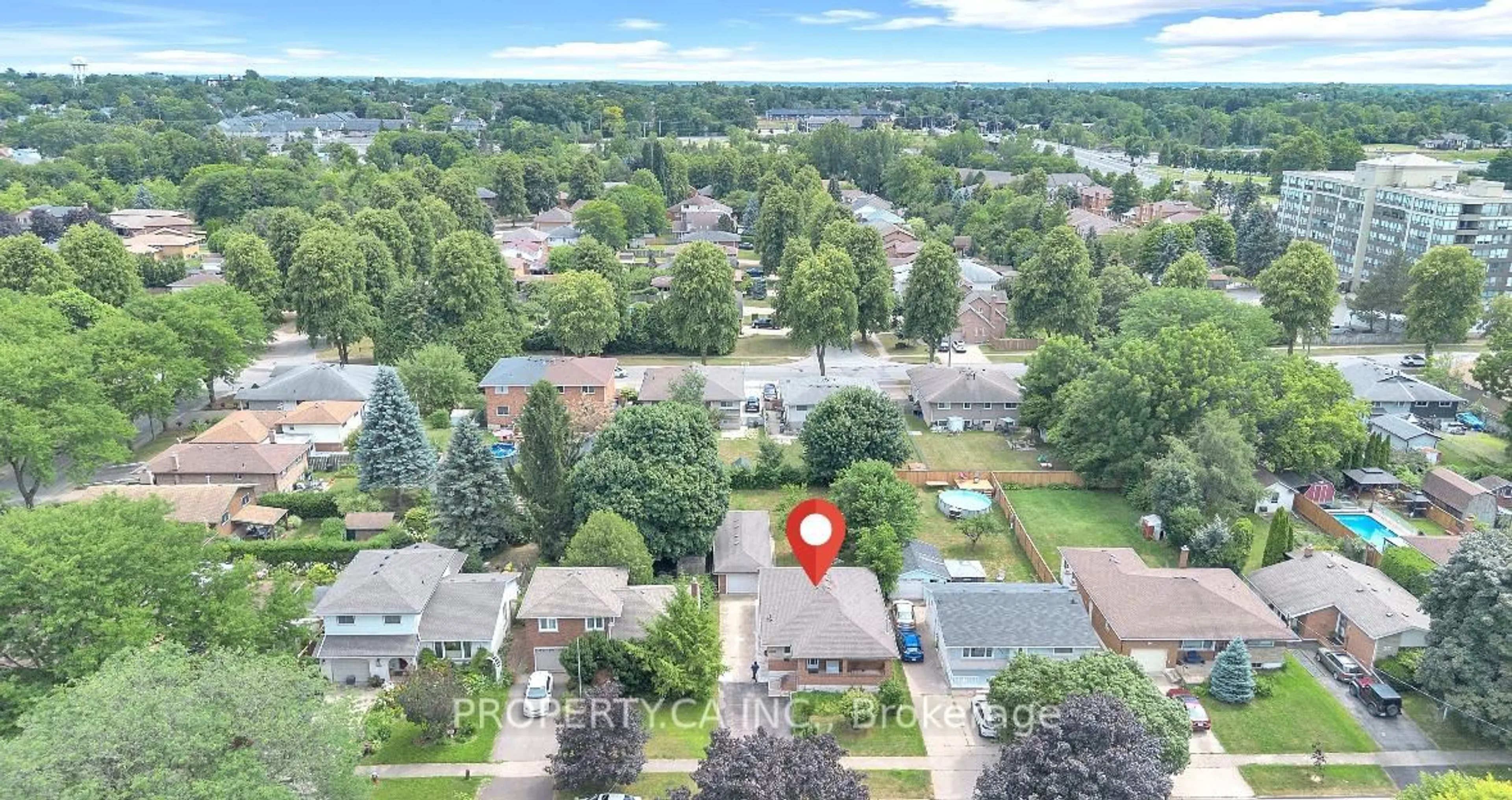 A pic from outside/outdoor area/front of a property/back of a property/a pic from drone, unknown for 6768 Keiffer St, Niagara Falls Ontario L2E 5K1