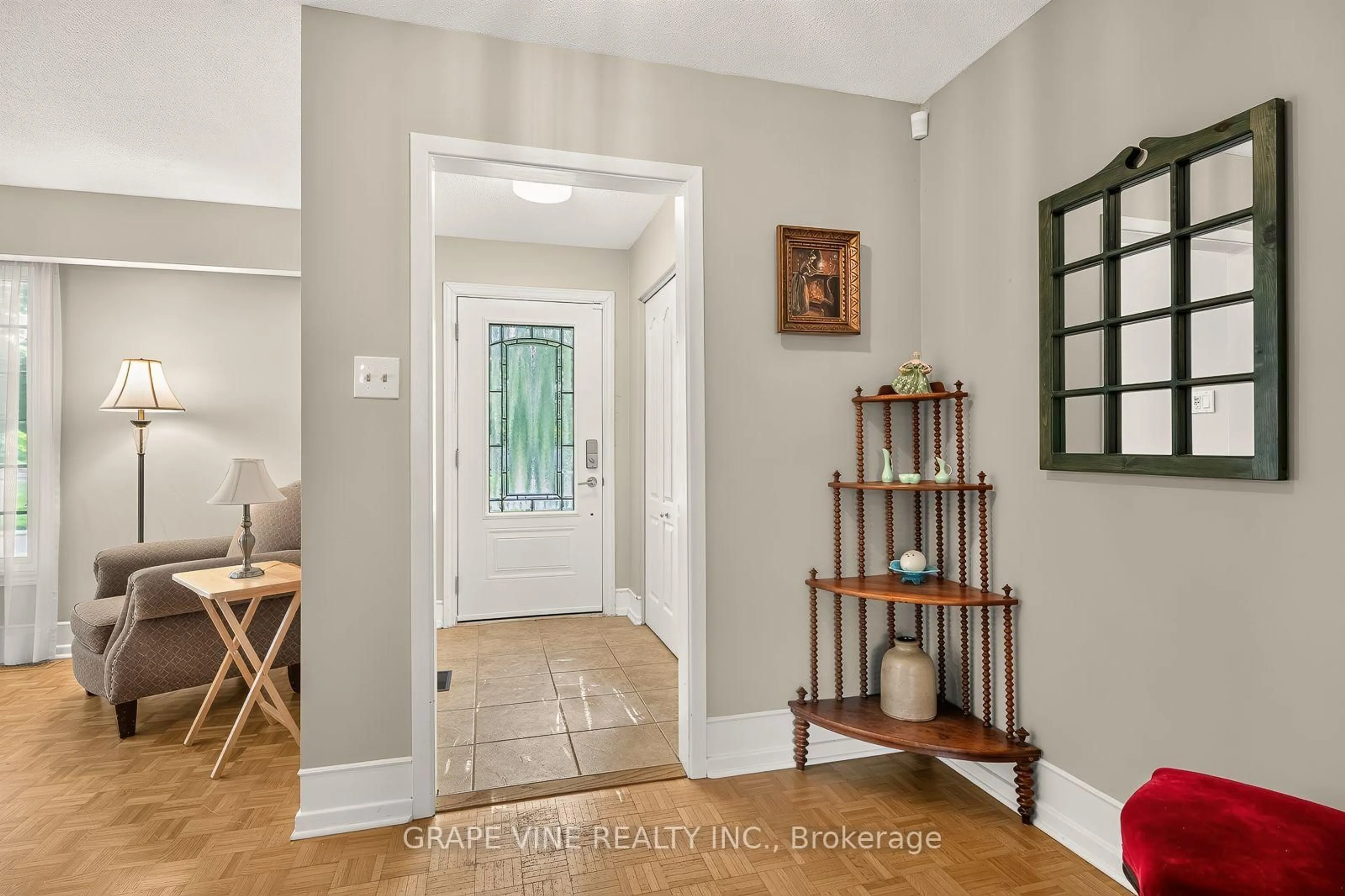 Indoor entryway for 1486 Ridgebrook Dr, Ottawa Ontario K1B 4H1