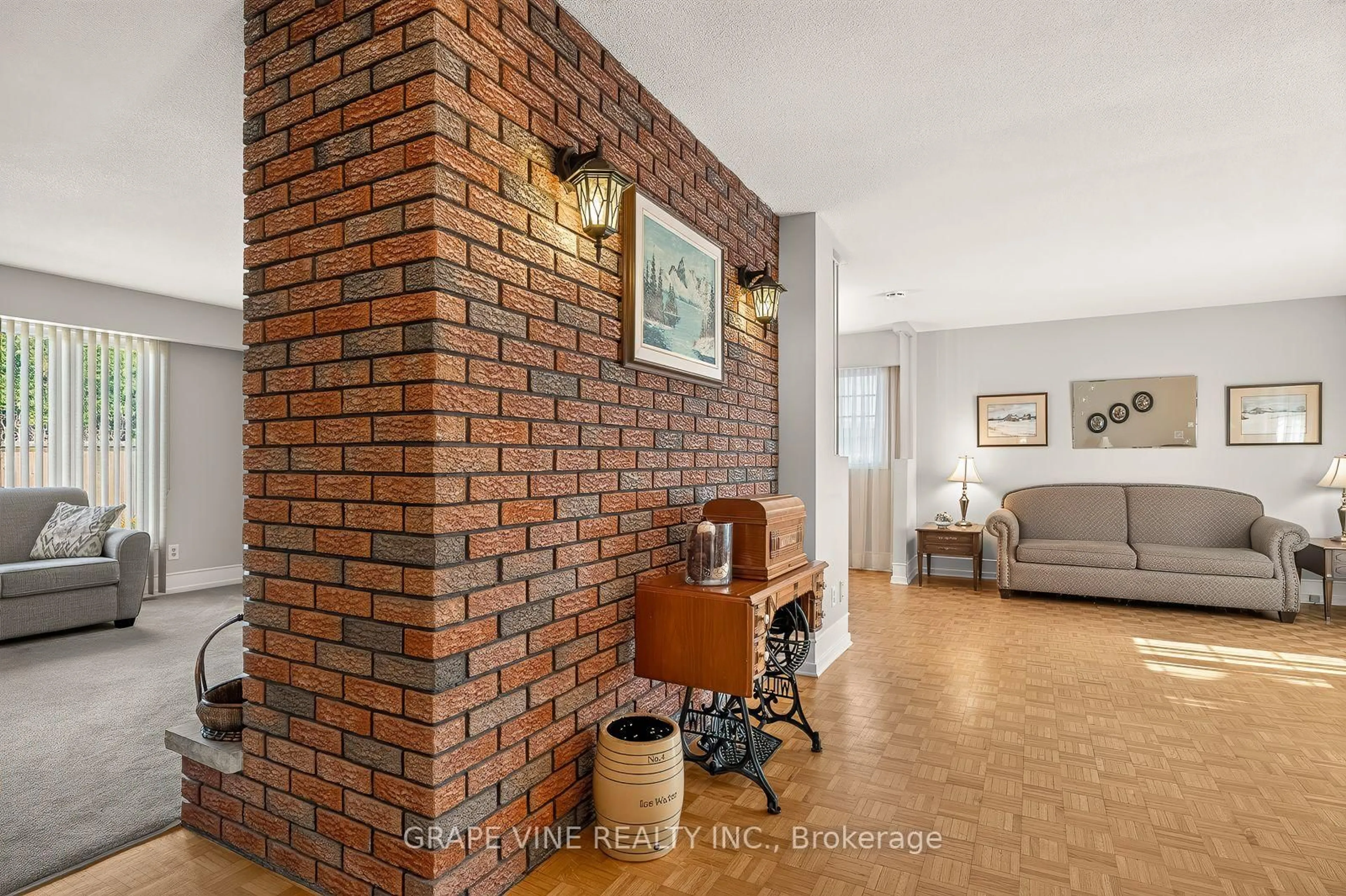 Indoor foyer for 1486 Ridgebrook Dr, Ottawa Ontario K1B 4H1