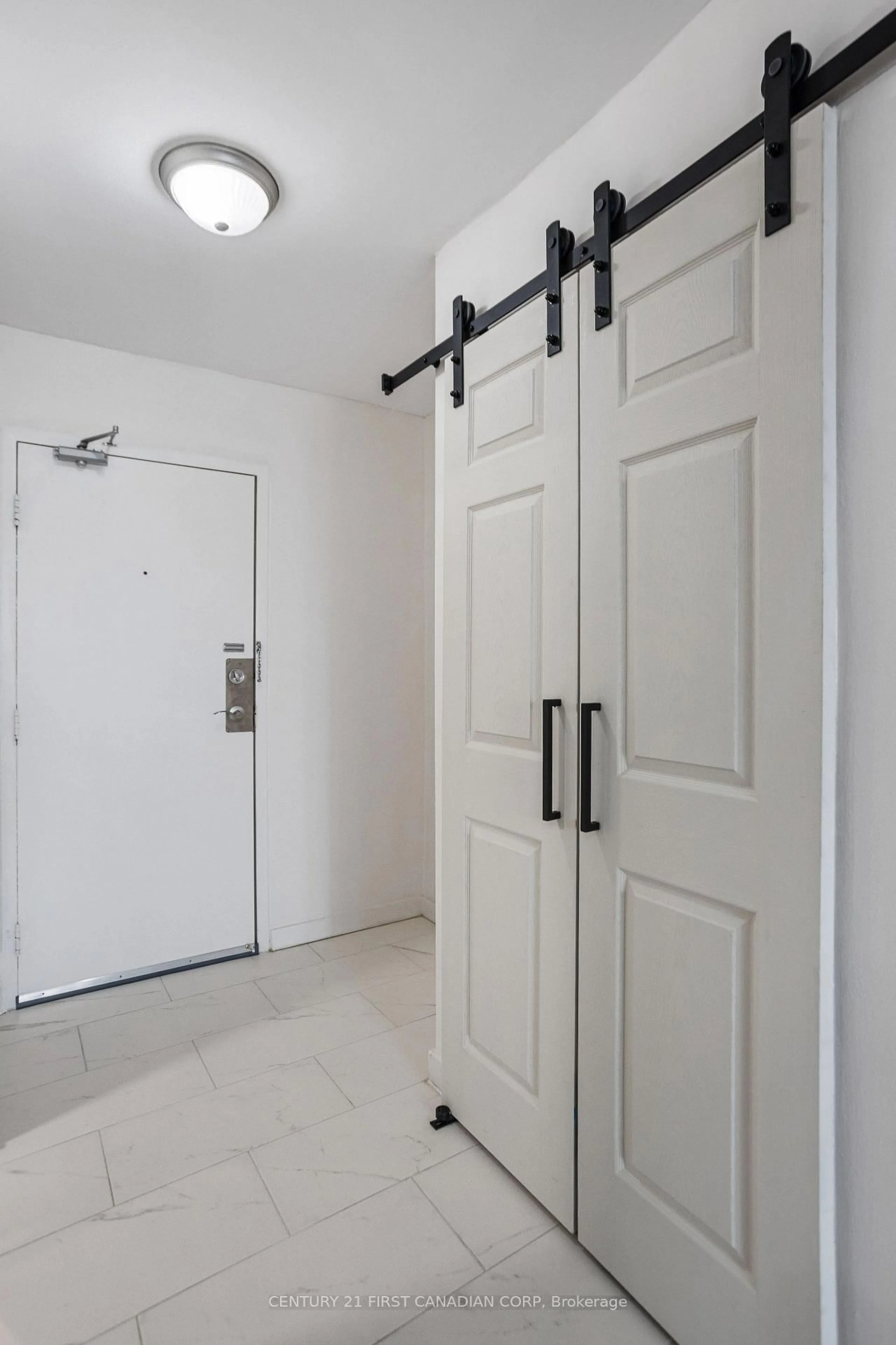 Indoor entryway for 583 Mornington Ave #1104, London East Ontario N5Y 3E9