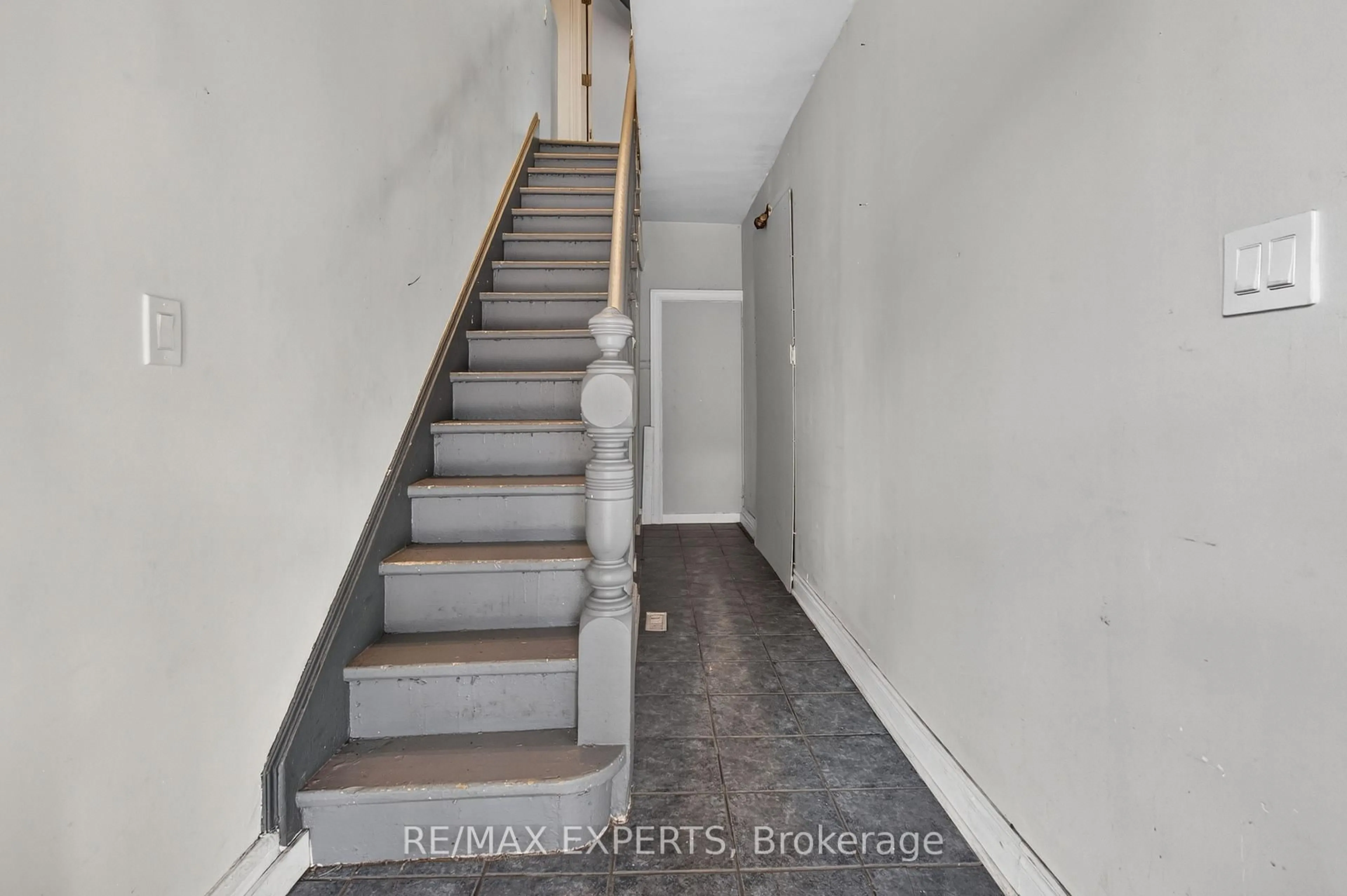 Stairs for 99 Leeming St, Hamilton Ontario L8L 5T5