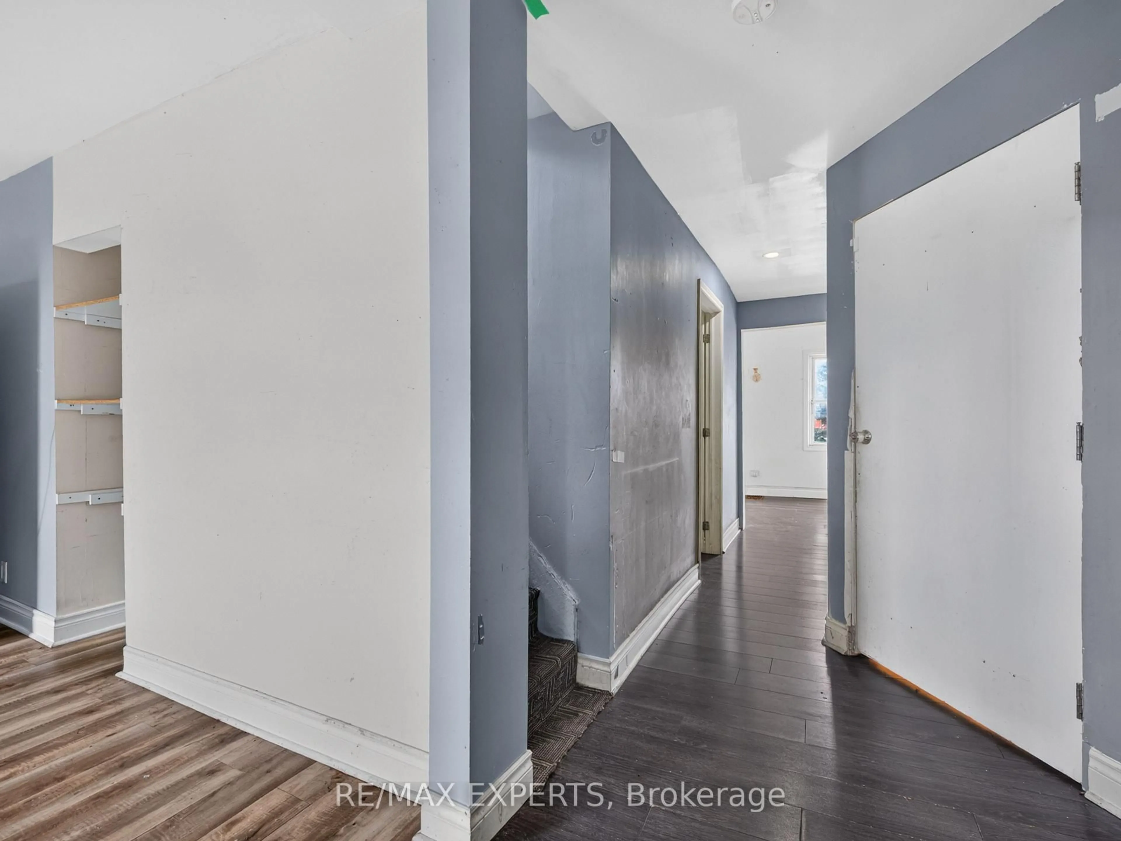 Indoor foyer for 99 Leeming St, Hamilton Ontario L8L 5T5