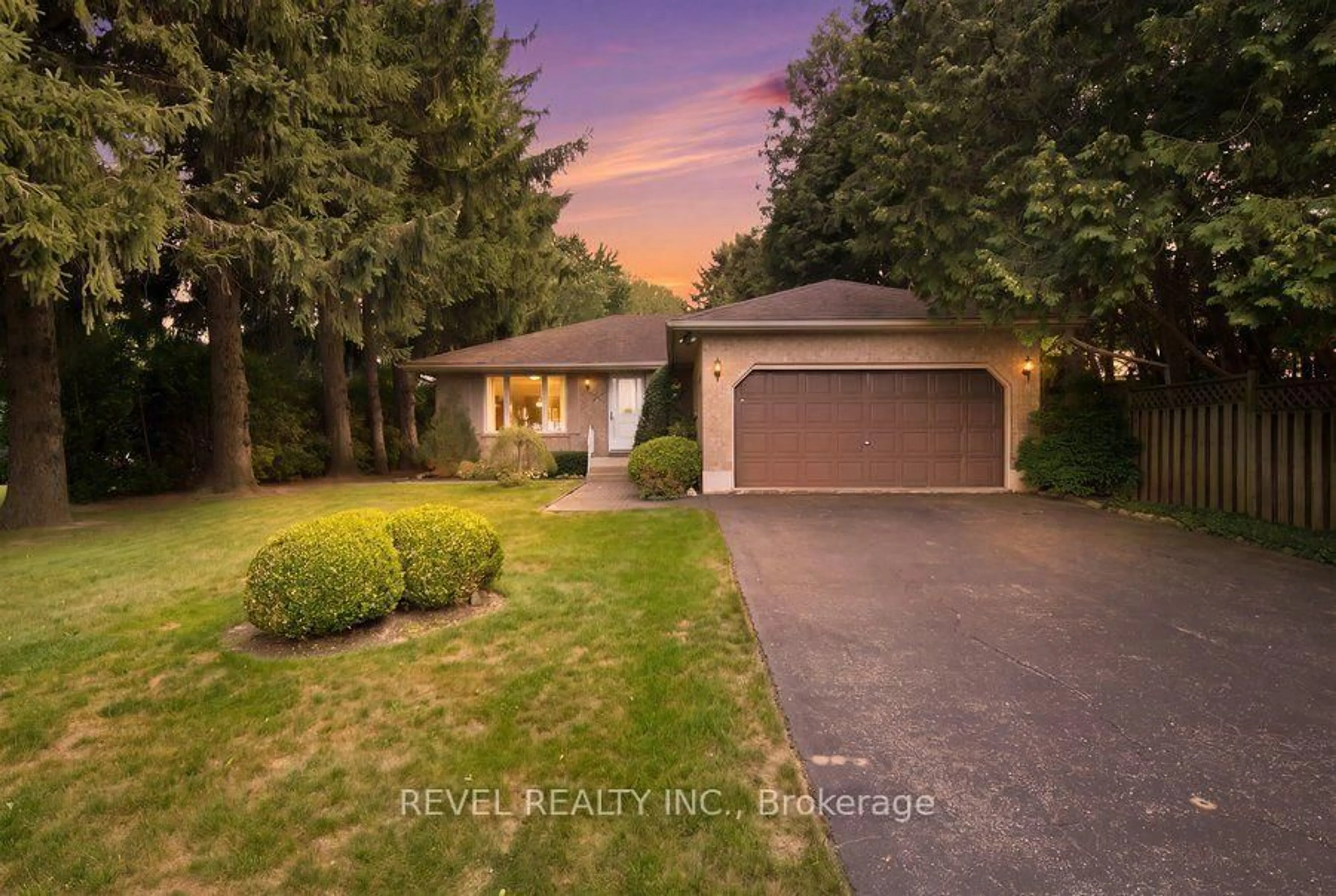 A pic from outside/outdoor area/front of a property/back of a property/a pic from drone, street for 70 Thirteenth St, Norfolk Ontario N3Y 4K3