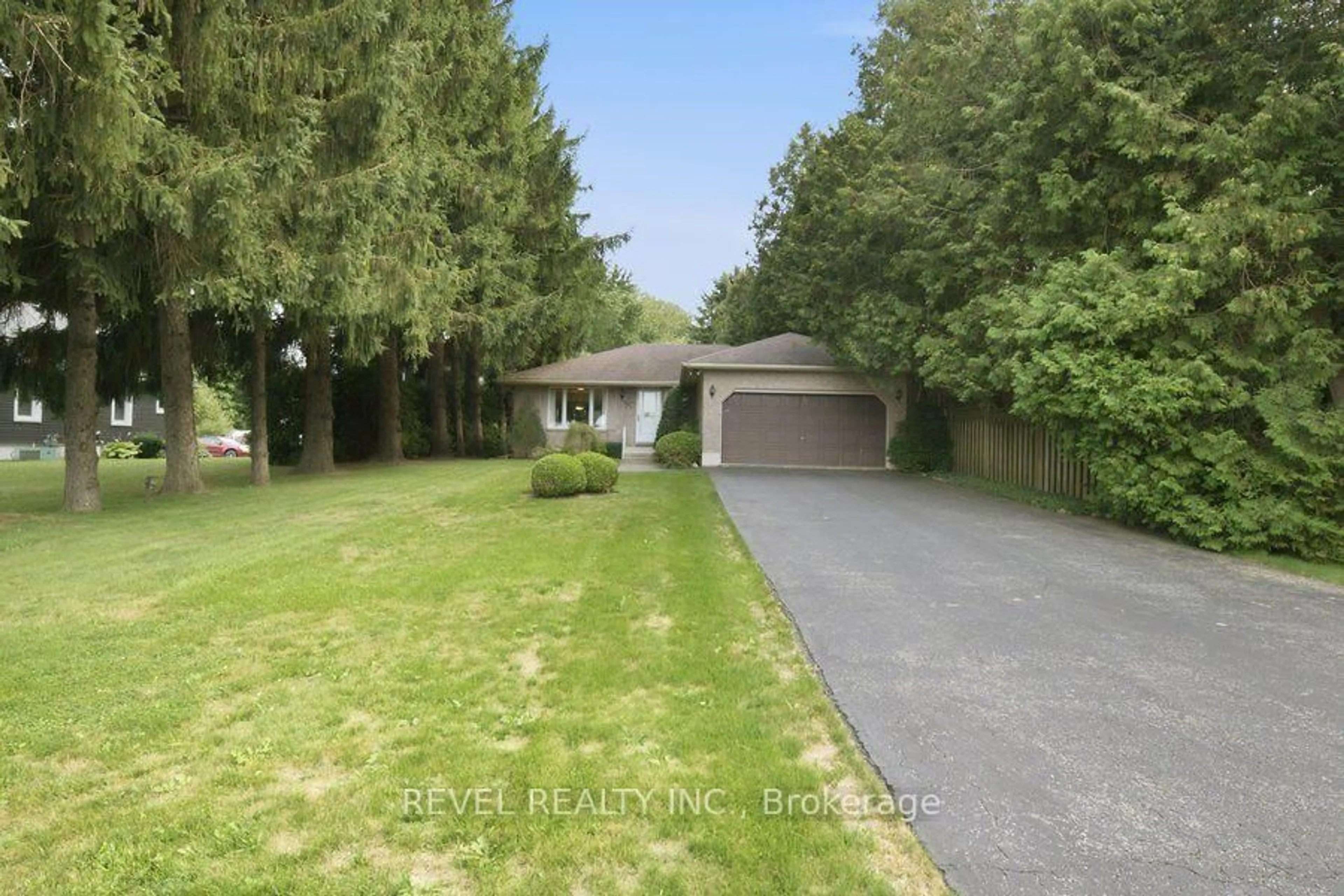 A pic from outside/outdoor area/front of a property/back of a property/a pic from drone, street for 70 Thirteenth St, Norfolk Ontario N3Y 4K3