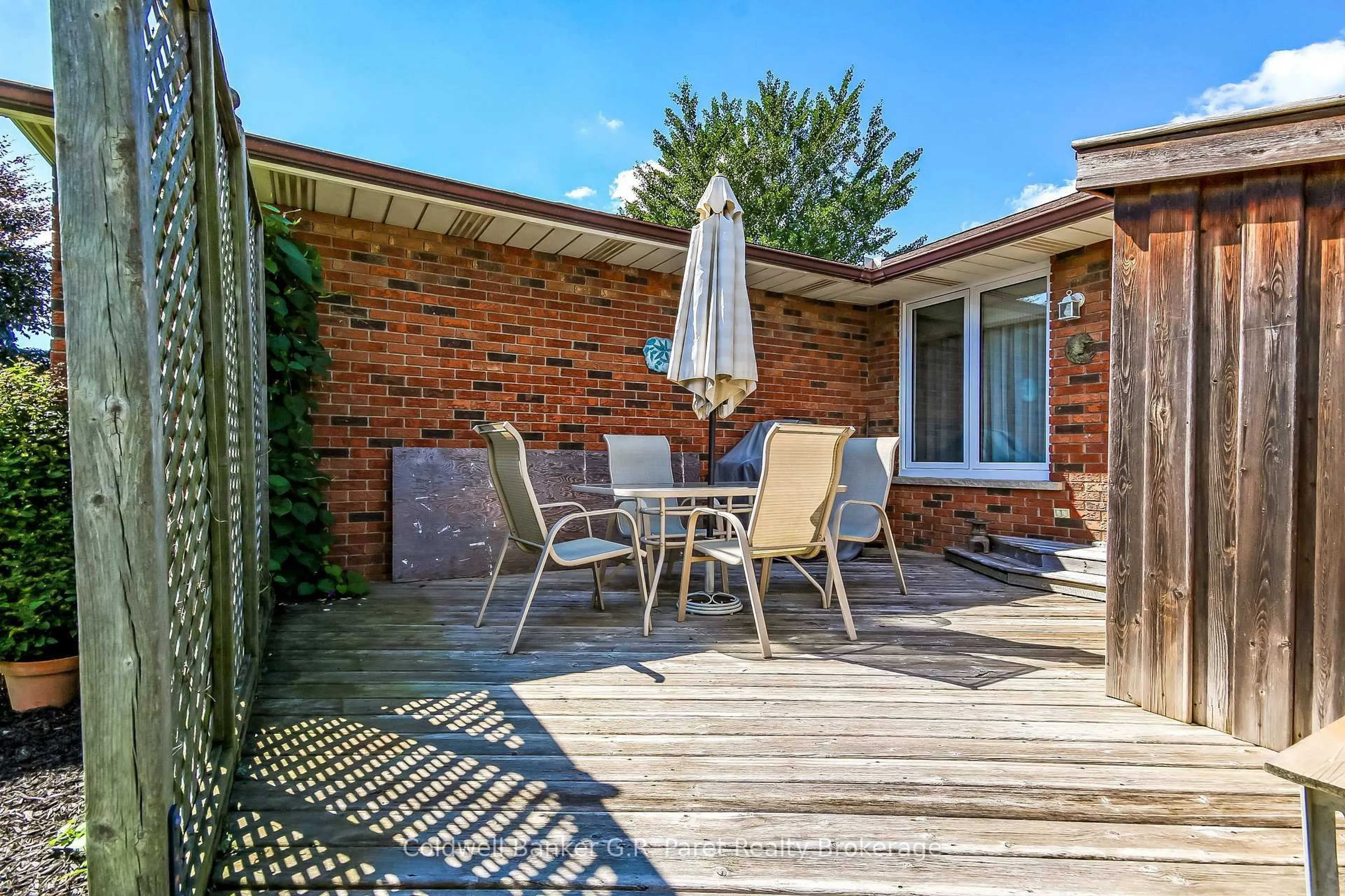 Patio, street for 28 Woodcock Dr, Tillsonburg Ontario N4G 4M2