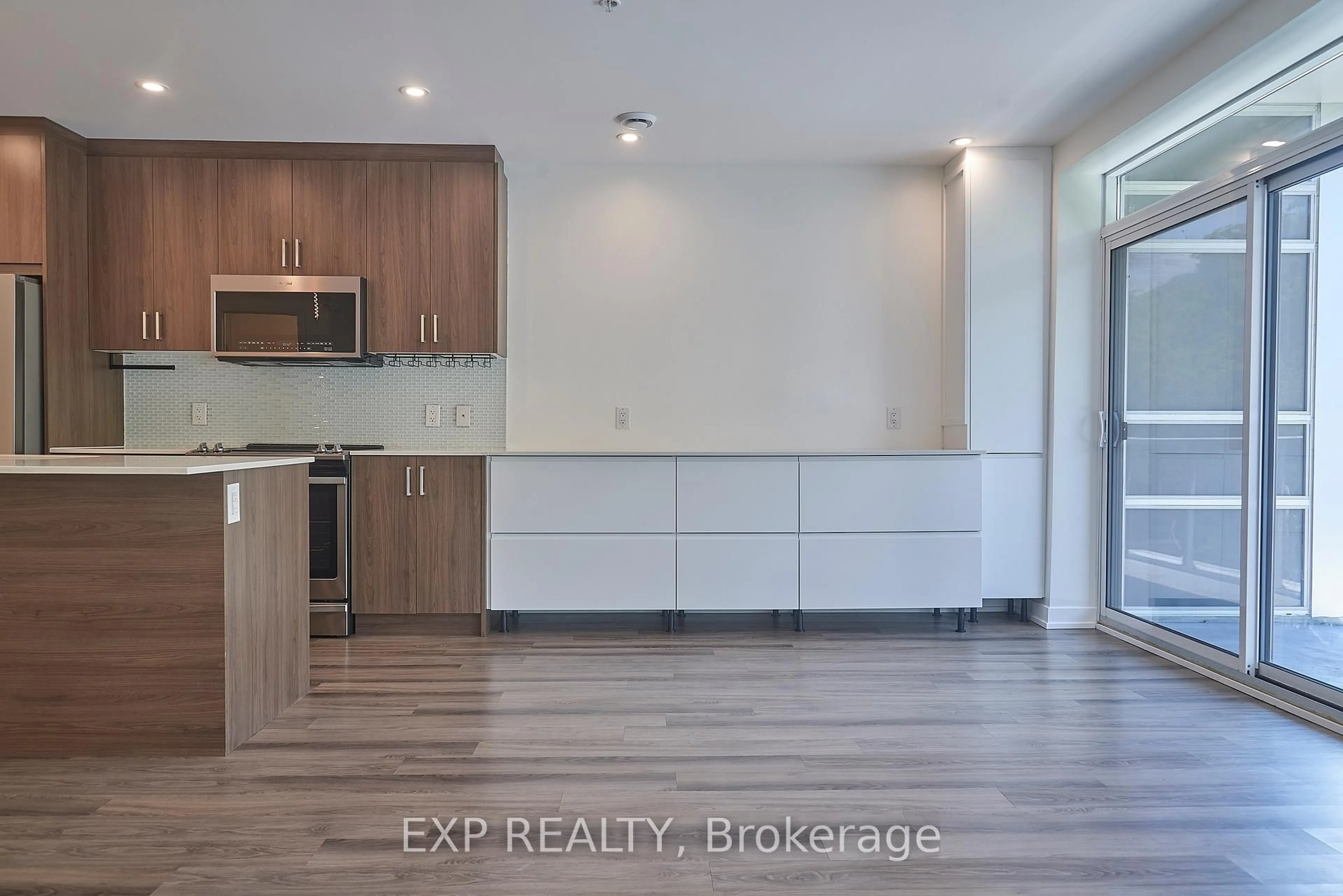 Open concept kitchen, wood/laminate floor for 479 Charlton Ave #601, Hamilton Ontario L8N 0B4
