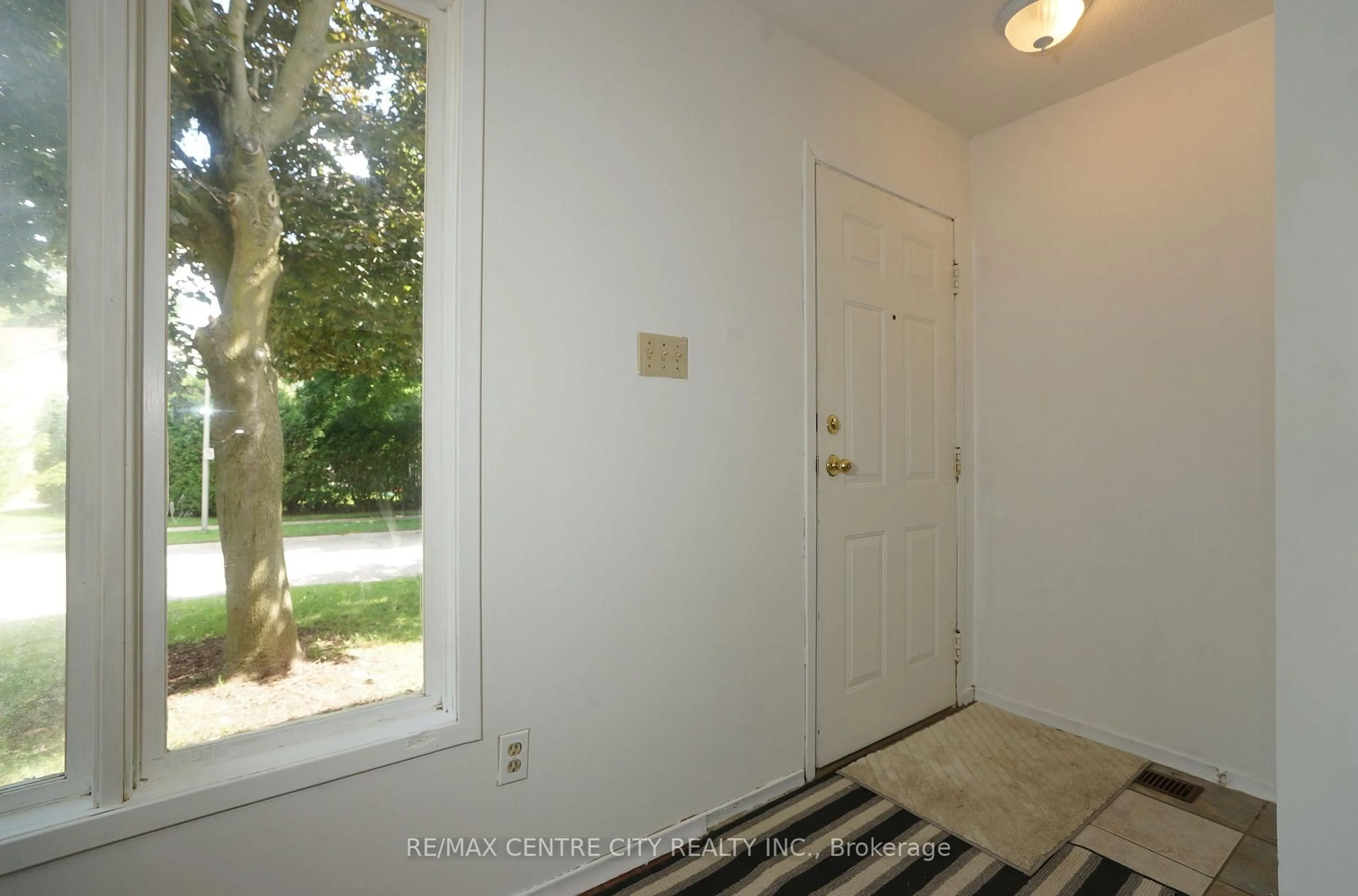 Indoor entryway for 66 Inverary Rd, London North Ontario N6G 3L6