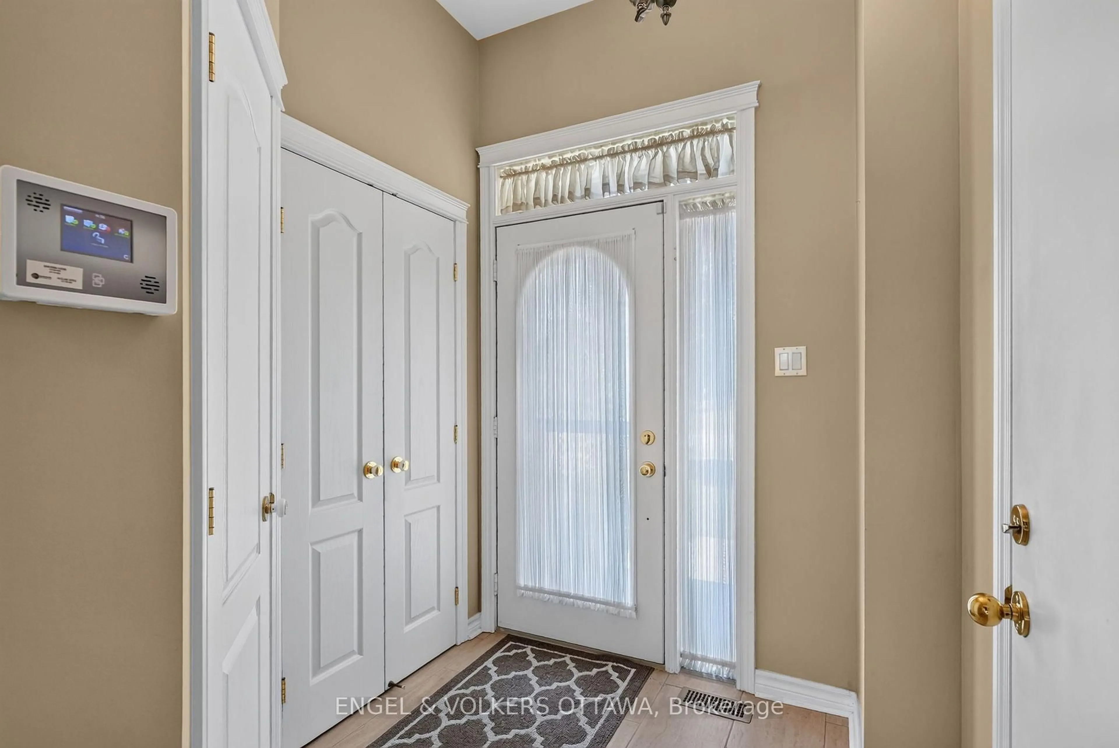 Indoor entryway for 173 Hearst Way, Kanata Ontario K2L 4G6