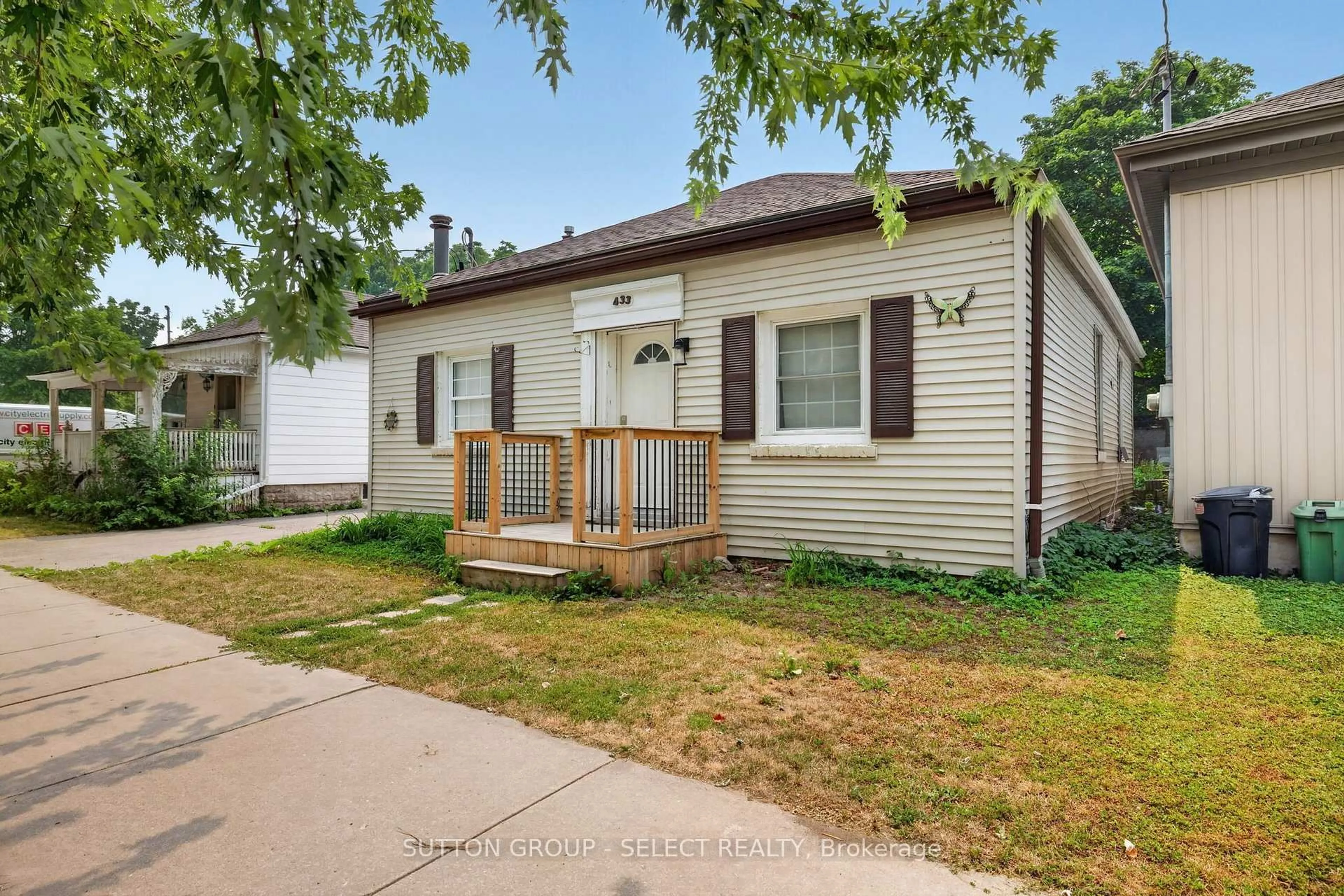 Home with vinyl exterior material, street for 433 South St, London East Ontario N6B 1C1