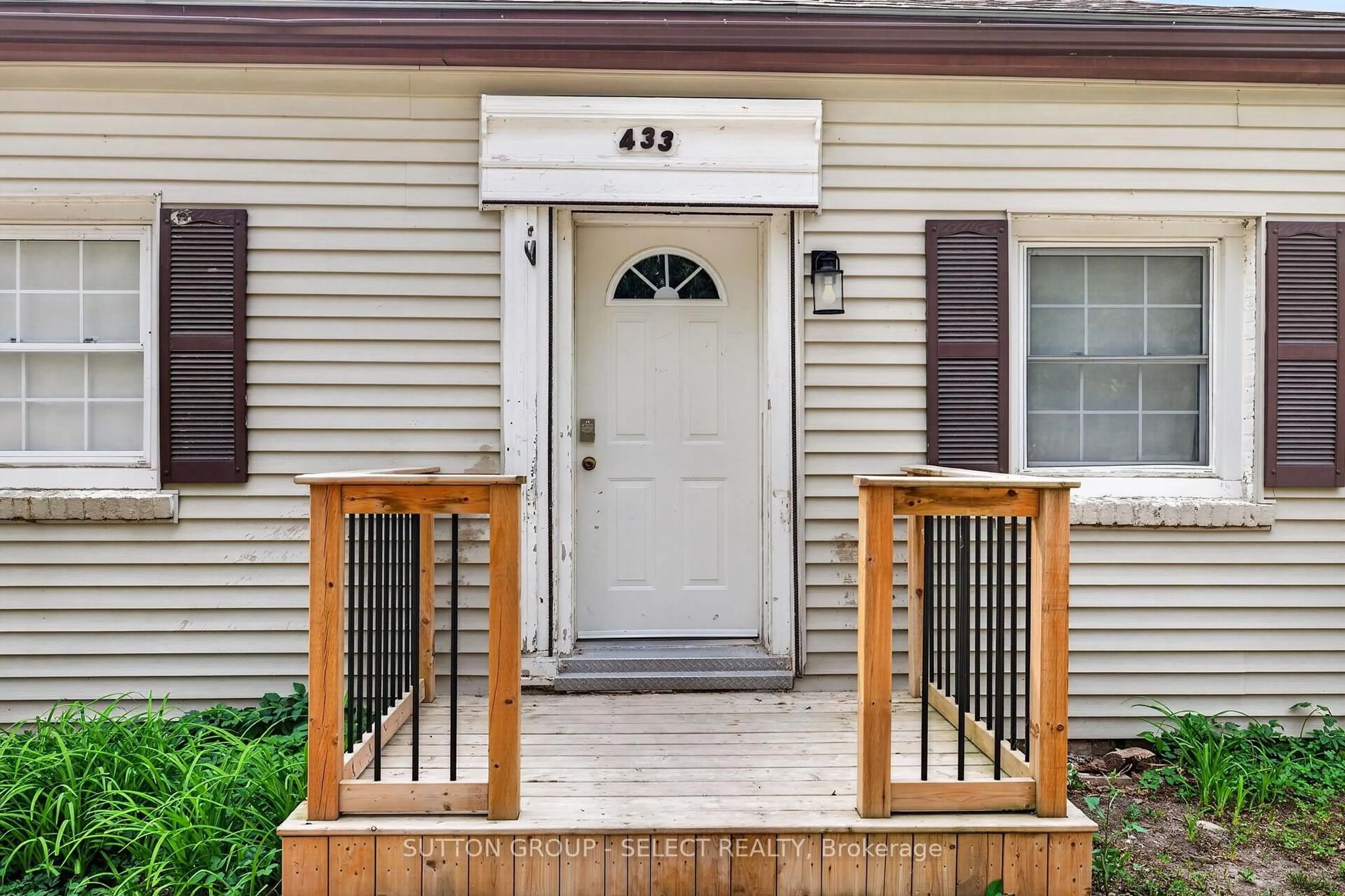 Unknown for 433 South St, London East Ontario N6B 1C1