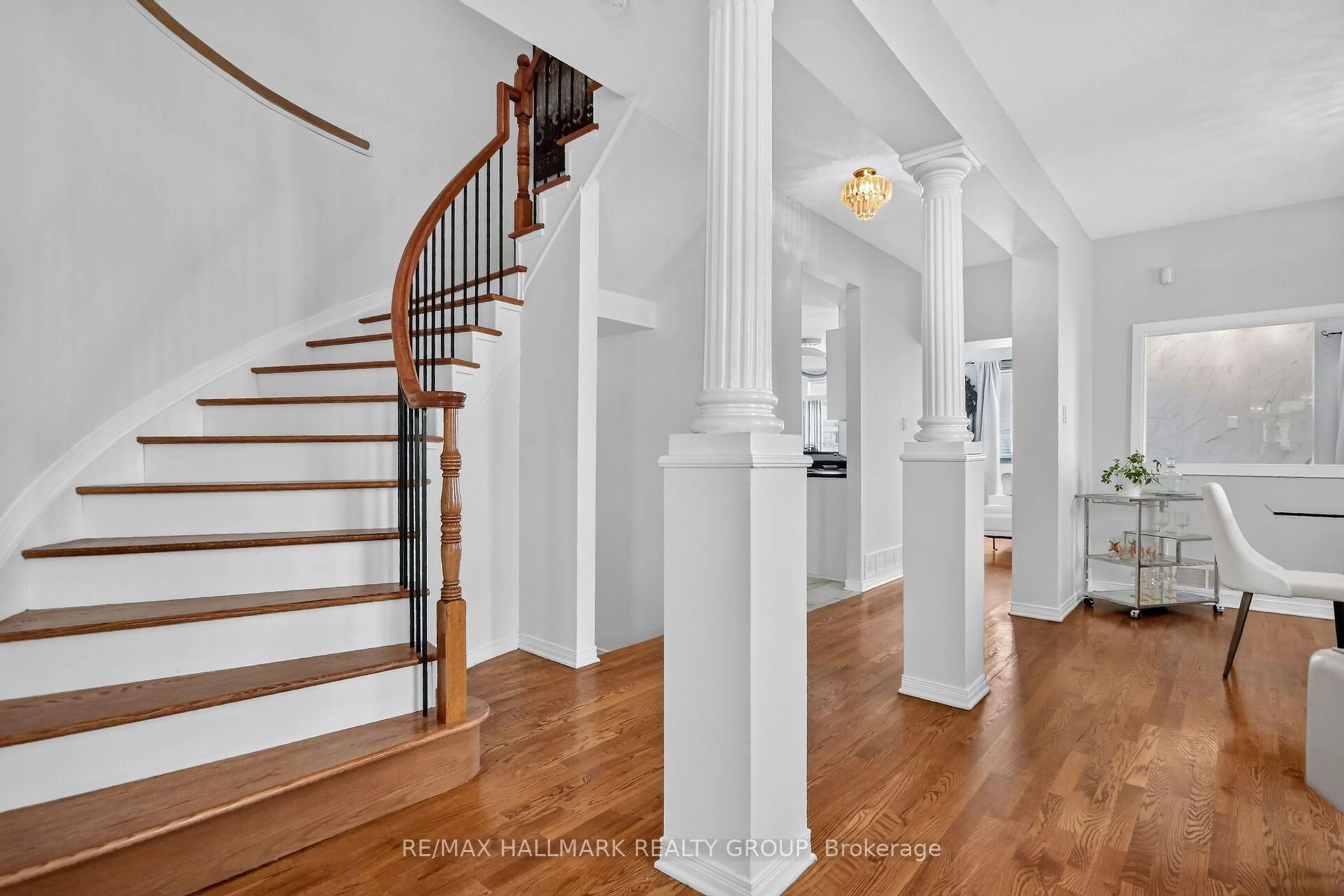 Indoor entryway for 222 Deercroft Ave, Nepean Ontario K2J 5K1
