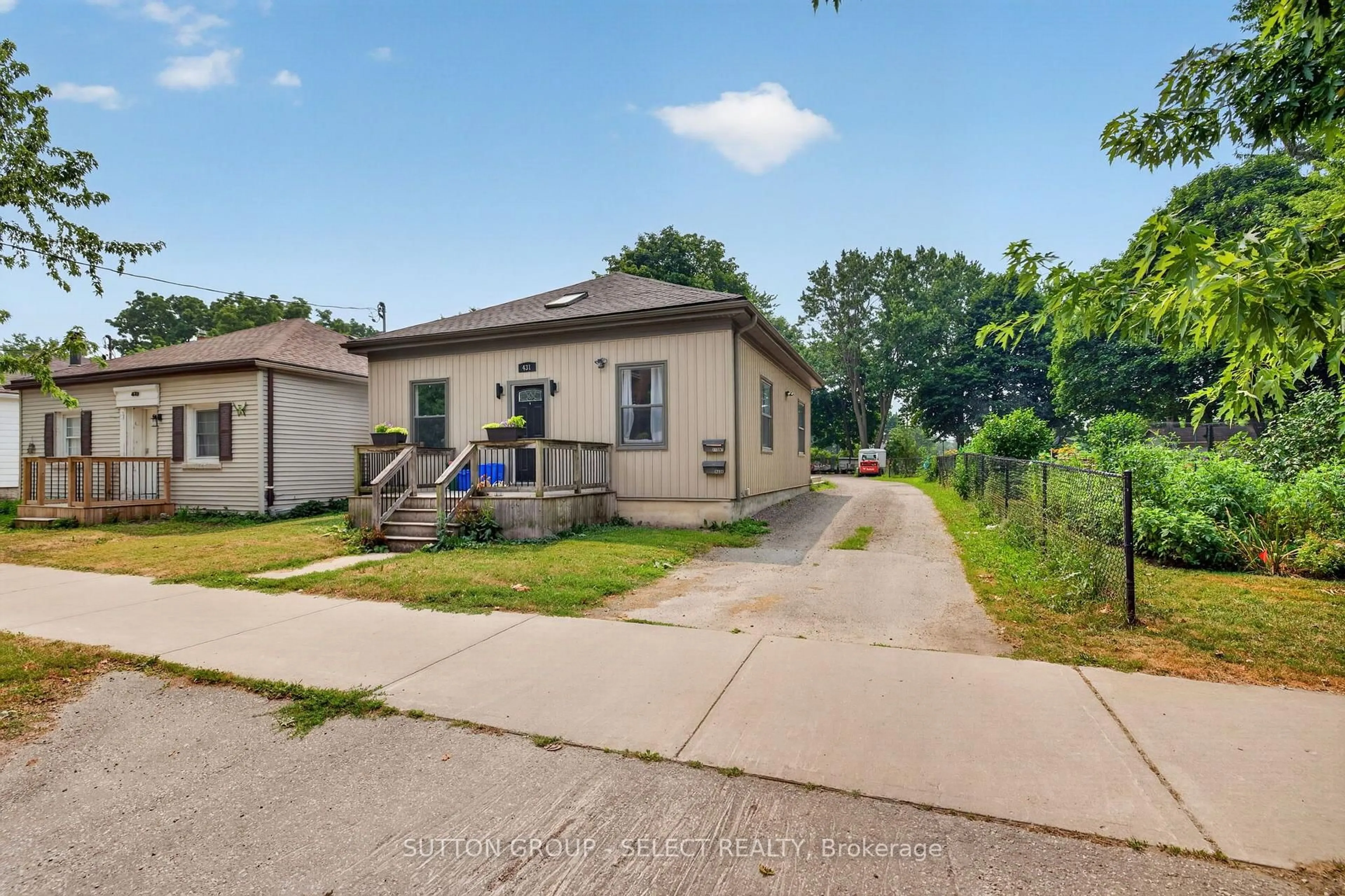 A pic from outside/outdoor area/front of a property/back of a property/a pic from drone, street for 431 South St, London East Ontario N6B 1C1