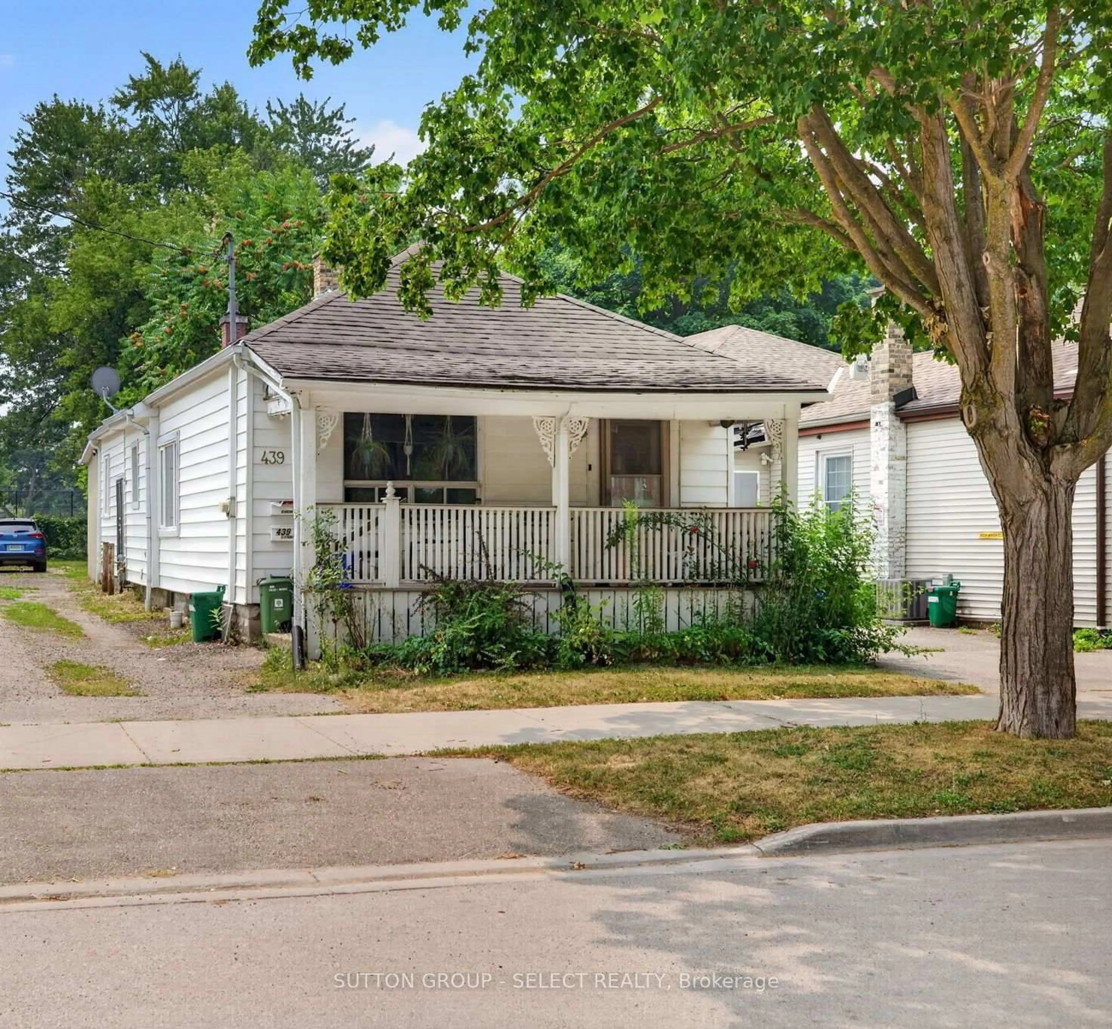Home with vinyl exterior material, street for 439 South St, London East Ontario N6B 1C1