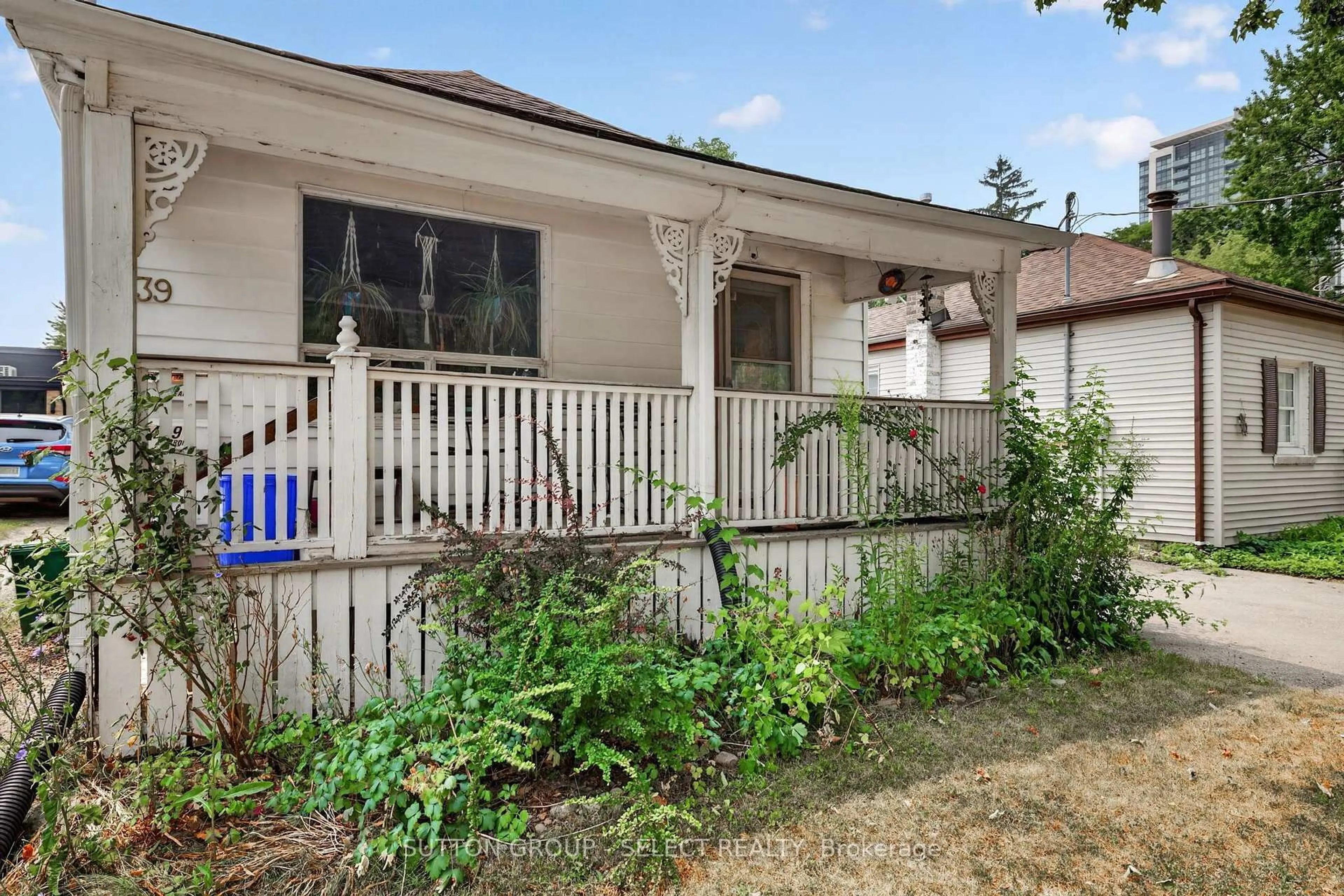 Patio, street for 439 South St, London East Ontario N6B 1C1