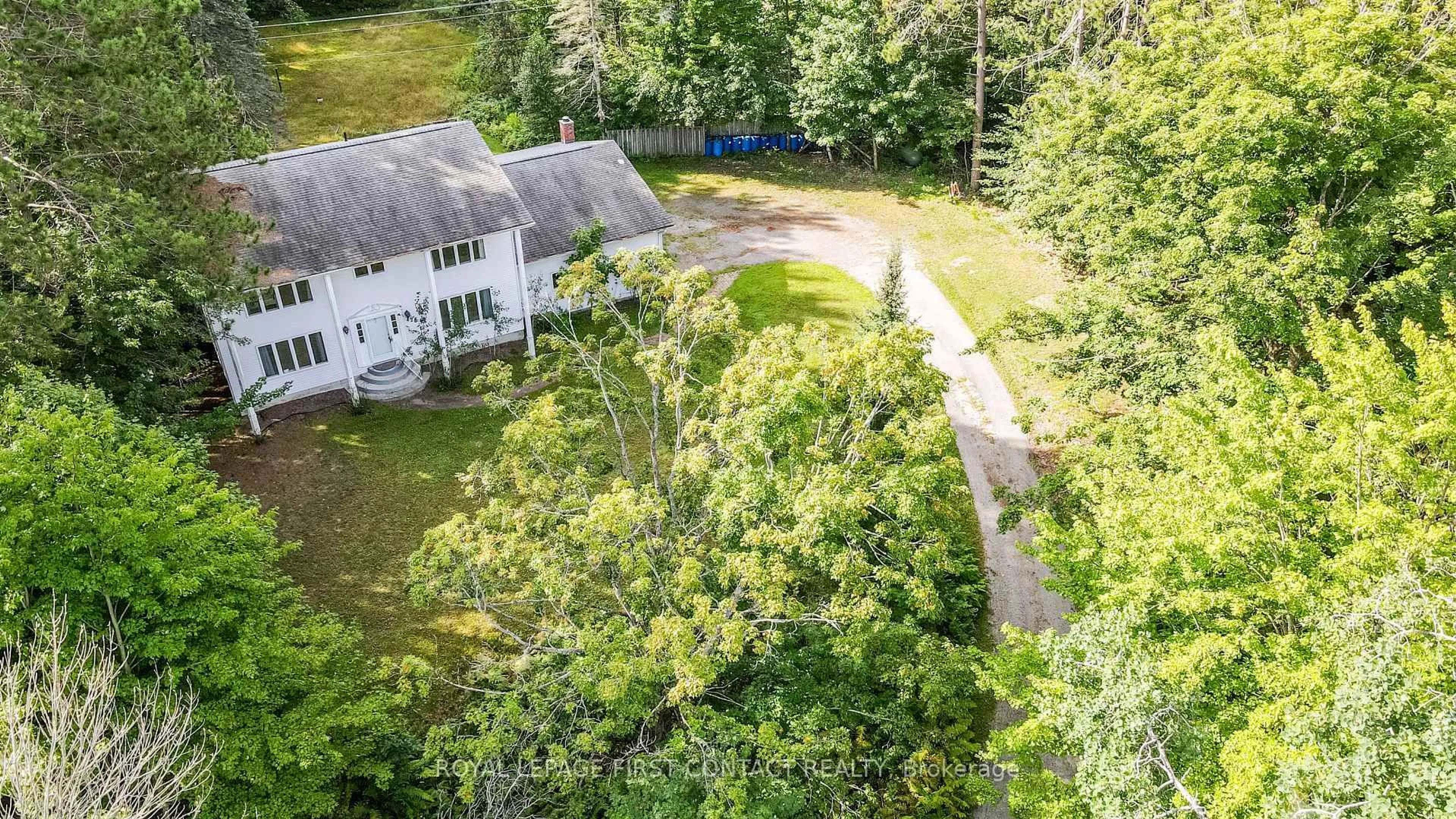 A pic from outside/outdoor area/front of a property/back of a property/a pic from drone, street for 428 Beaumont Dr, Bracebridge Ontario P1L 1X2