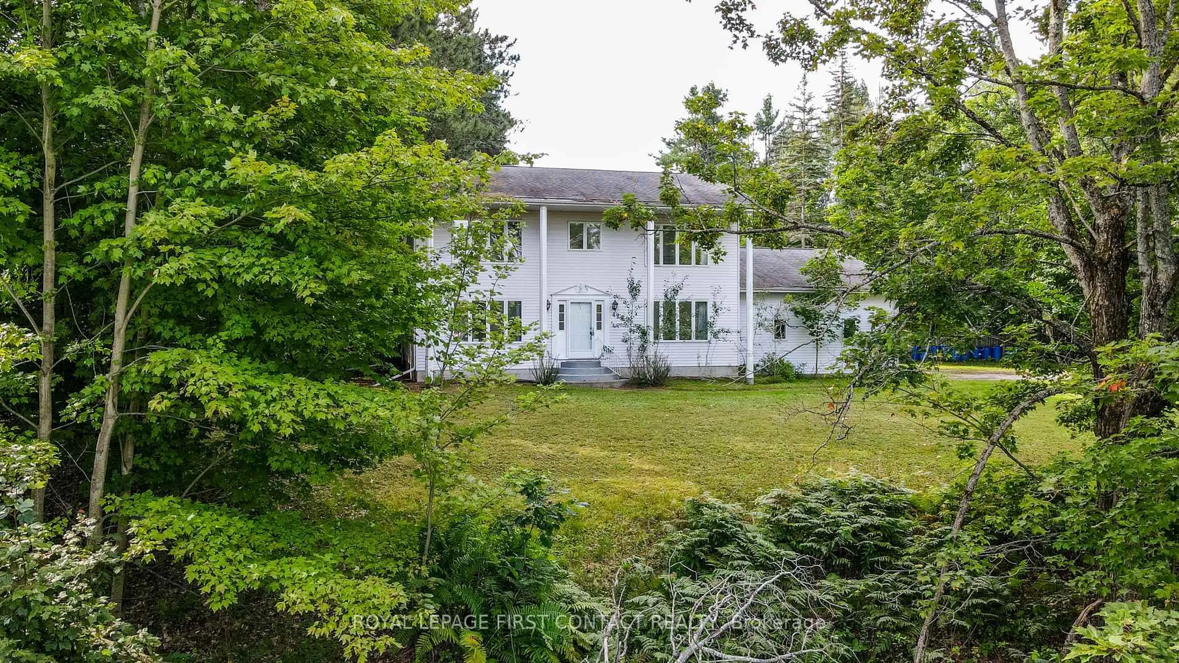 A pic from outside/outdoor area/front of a property/back of a property/a pic from drone, unknown for 428 Beaumont Dr, Bracebridge Ontario P1L 1X2