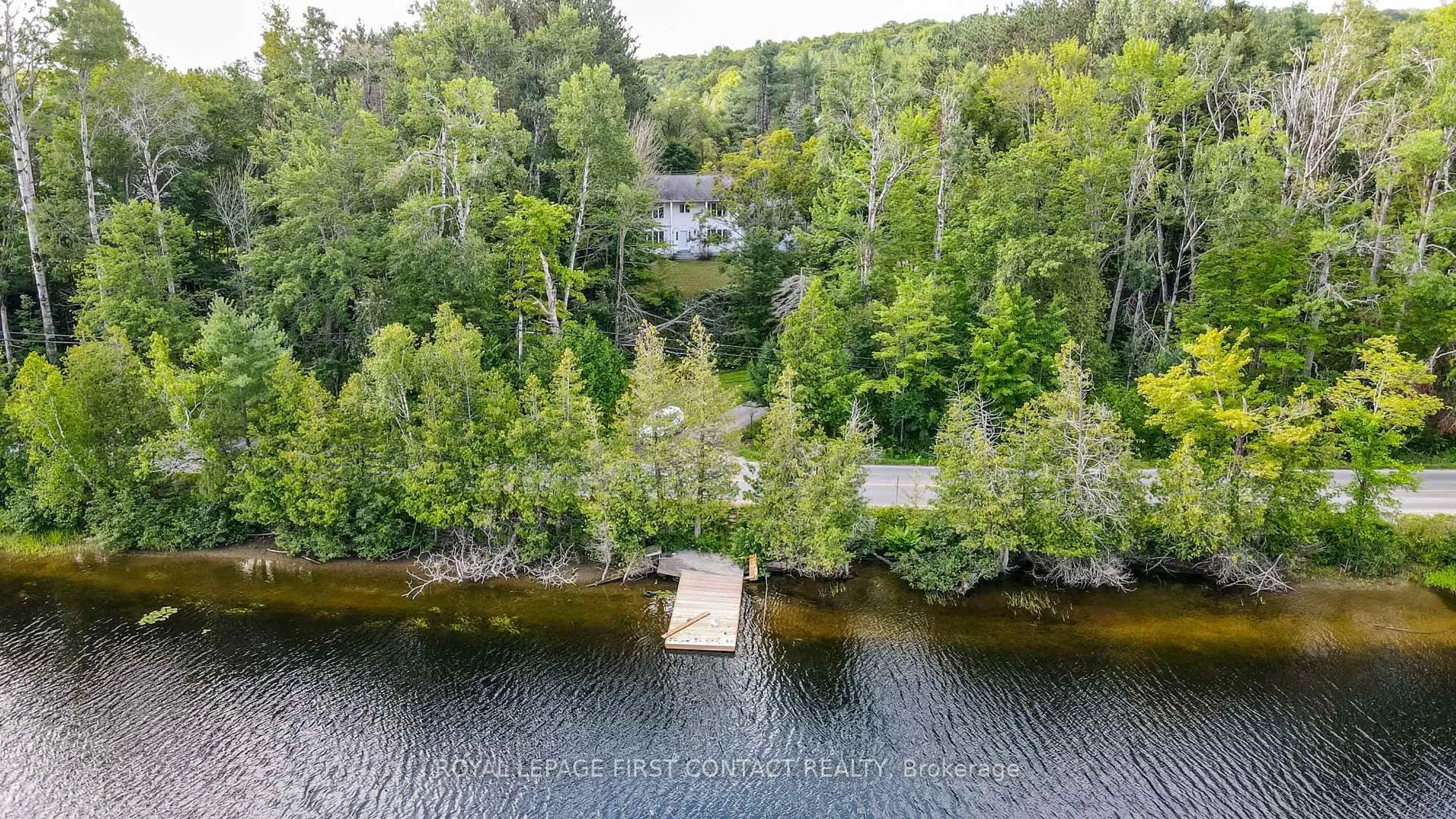 A pic from outside/outdoor area/front of a property/back of a property/a pic from drone, water/lake/river/ocean view for 428 Beaumont Dr, Bracebridge Ontario P1L 1X2