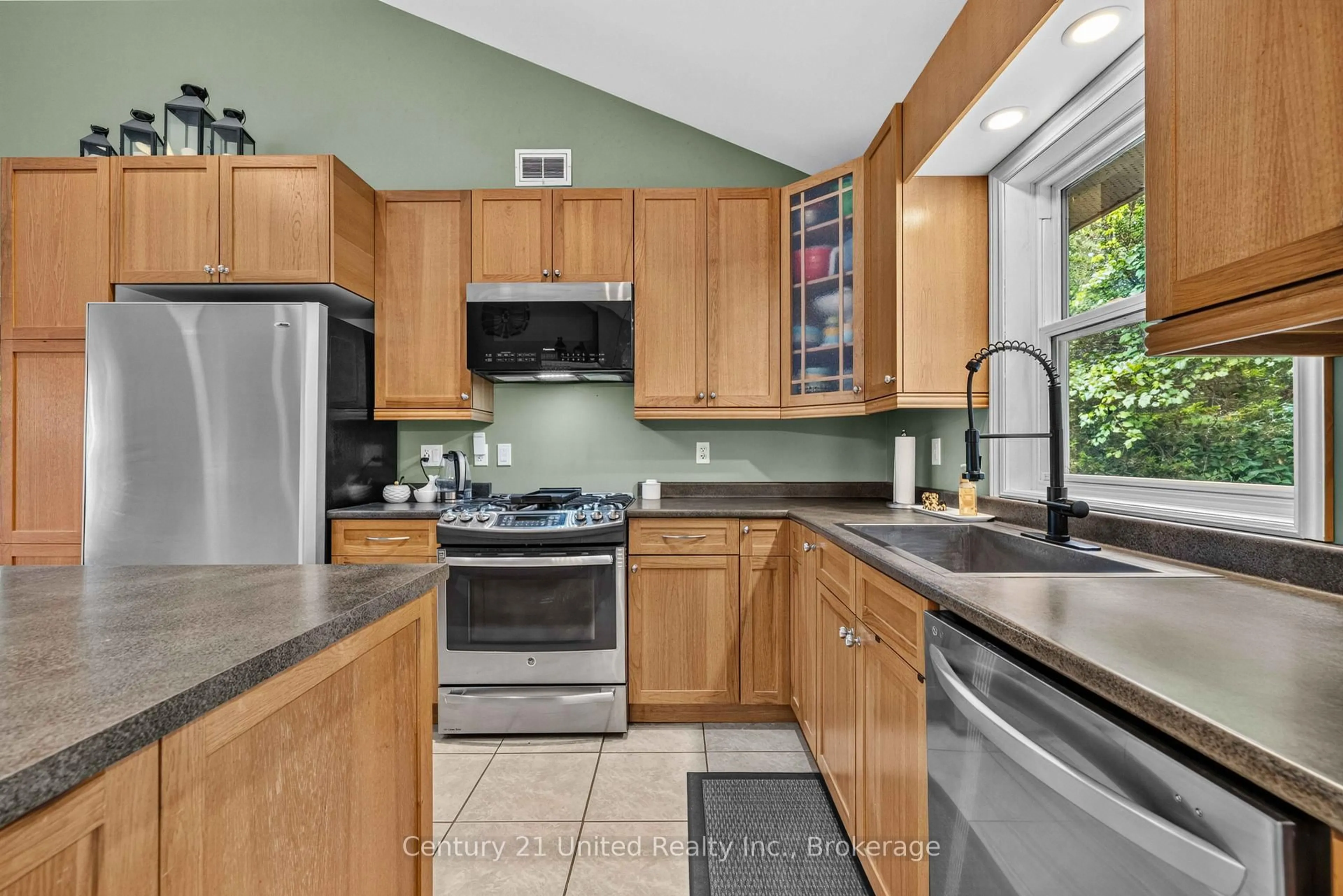 Standard kitchen, unknown for 670 County Road 26, Brighton Ontario K0K 1H0