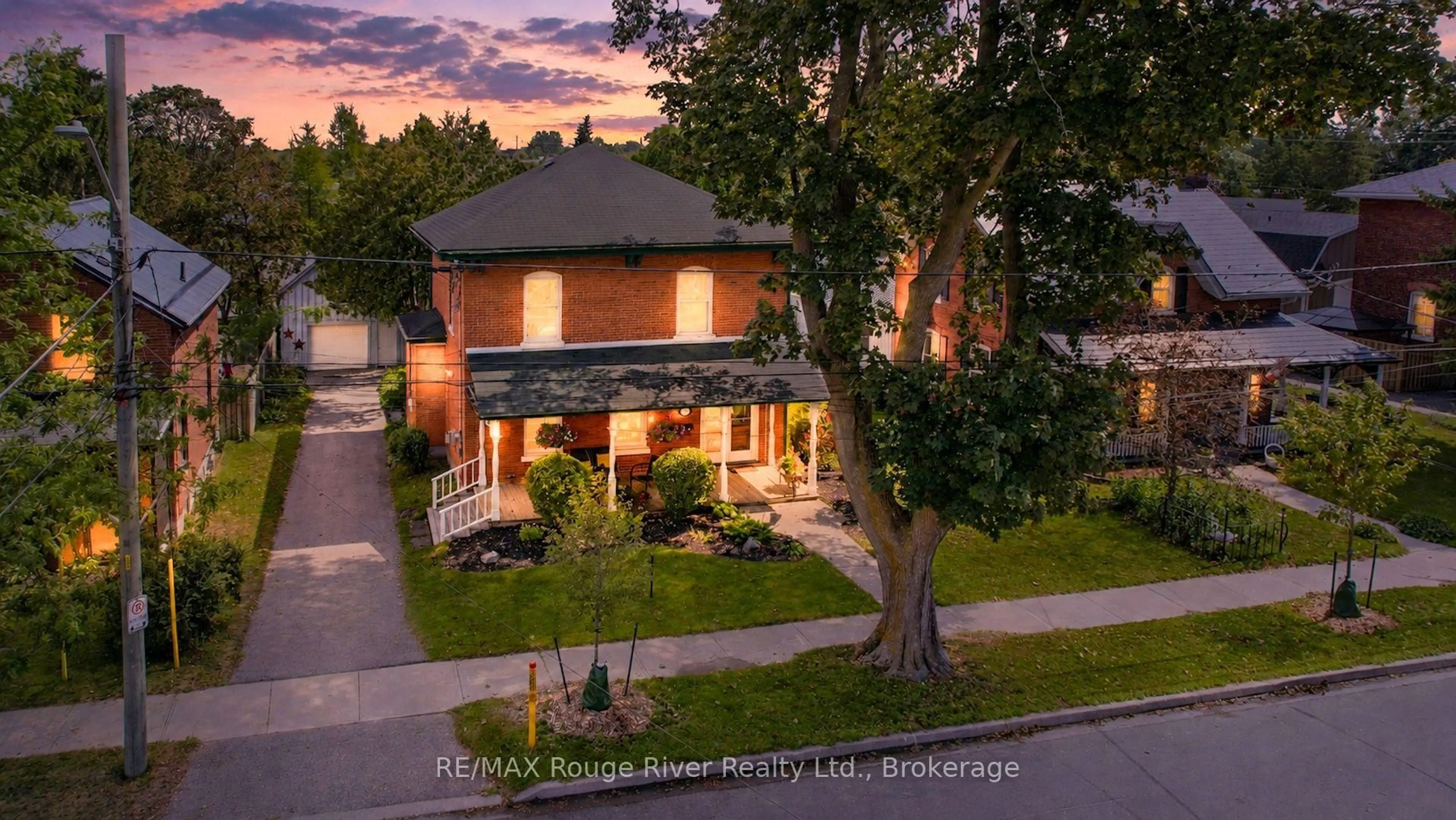 A pic from outside/outdoor area/front of a property/back of a property/a pic from drone, street for 522 George St, Cobourg Ontario K9A 3N2