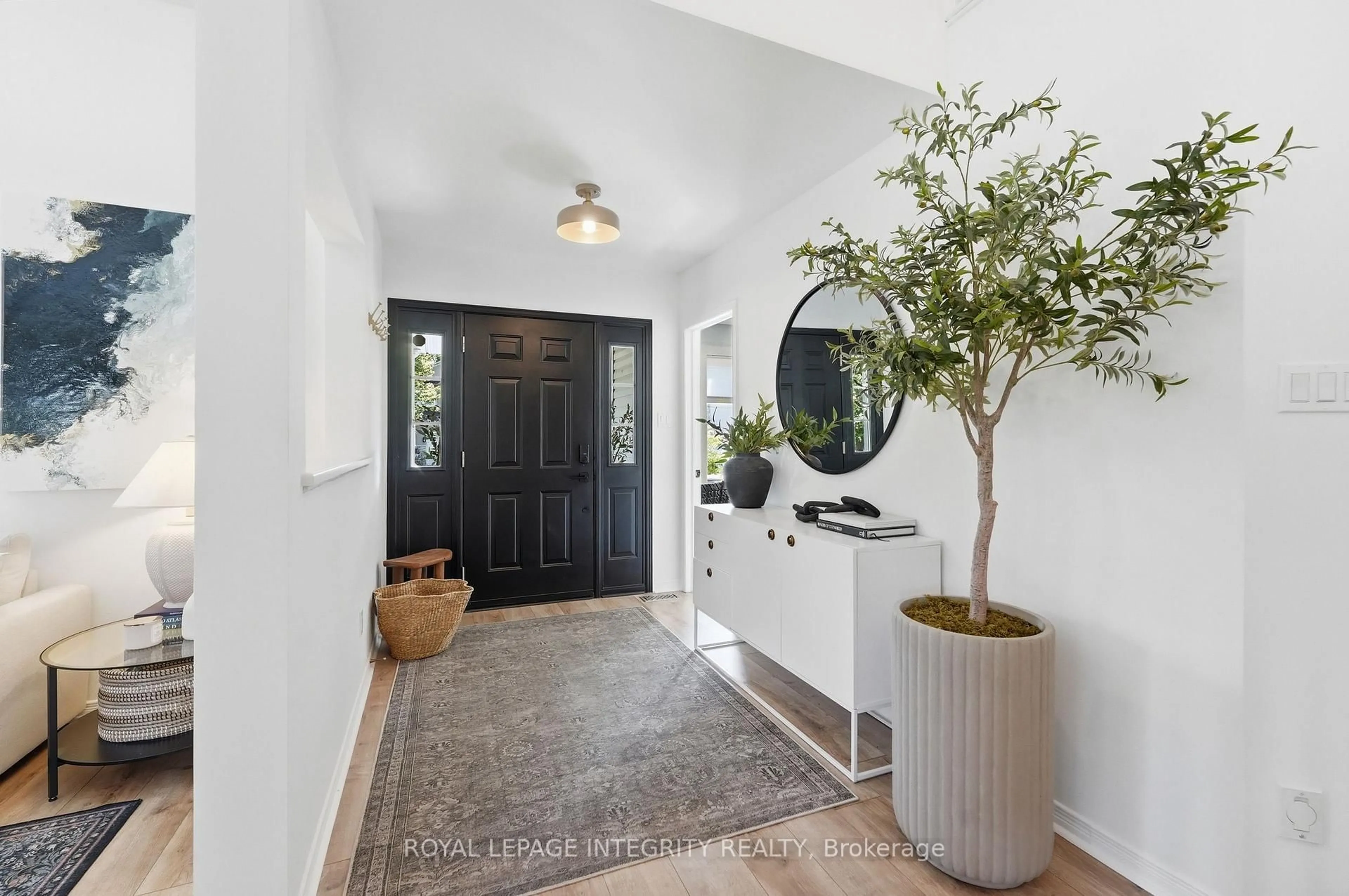 Indoor entryway for 125 West Ridge Dr, Ottawa Ontario K2S 2H1