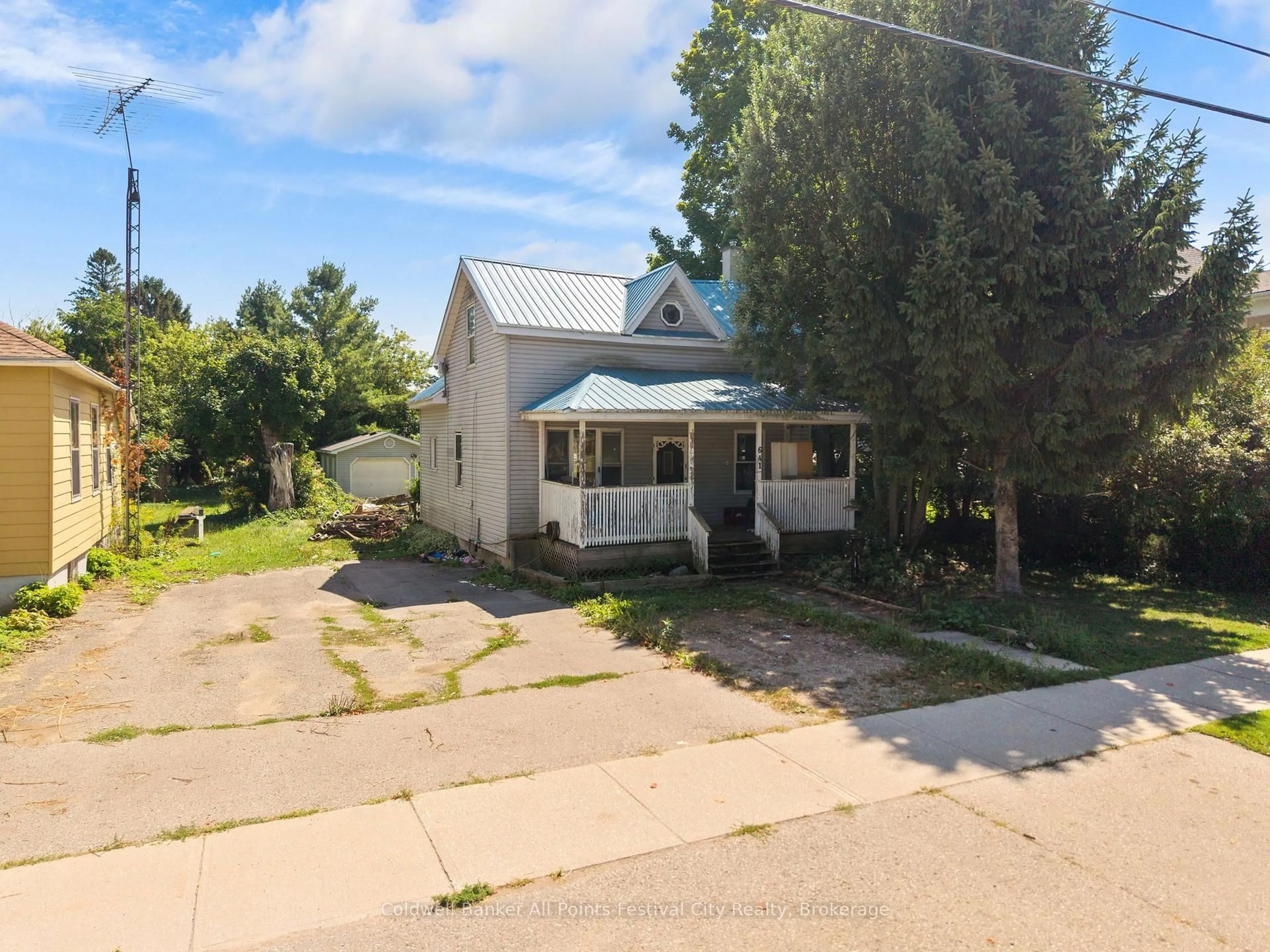 A pic from outside/outdoor area/front of a property/back of a property/a pic from drone, street for 641 Havelock St, Huron-Kinloss Ontario N0G 2H0