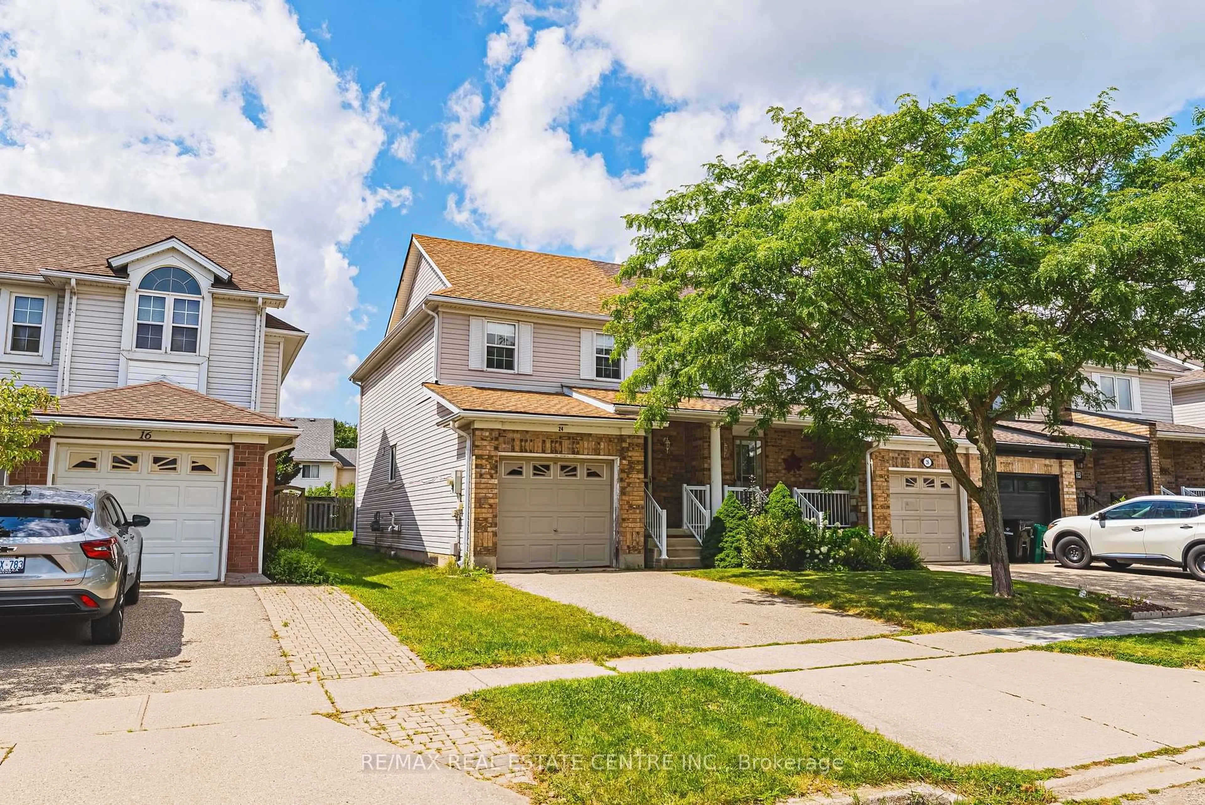Home with vinyl exterior material, street for 24 King William Crt, Cambridge Ontario N3C 4J2