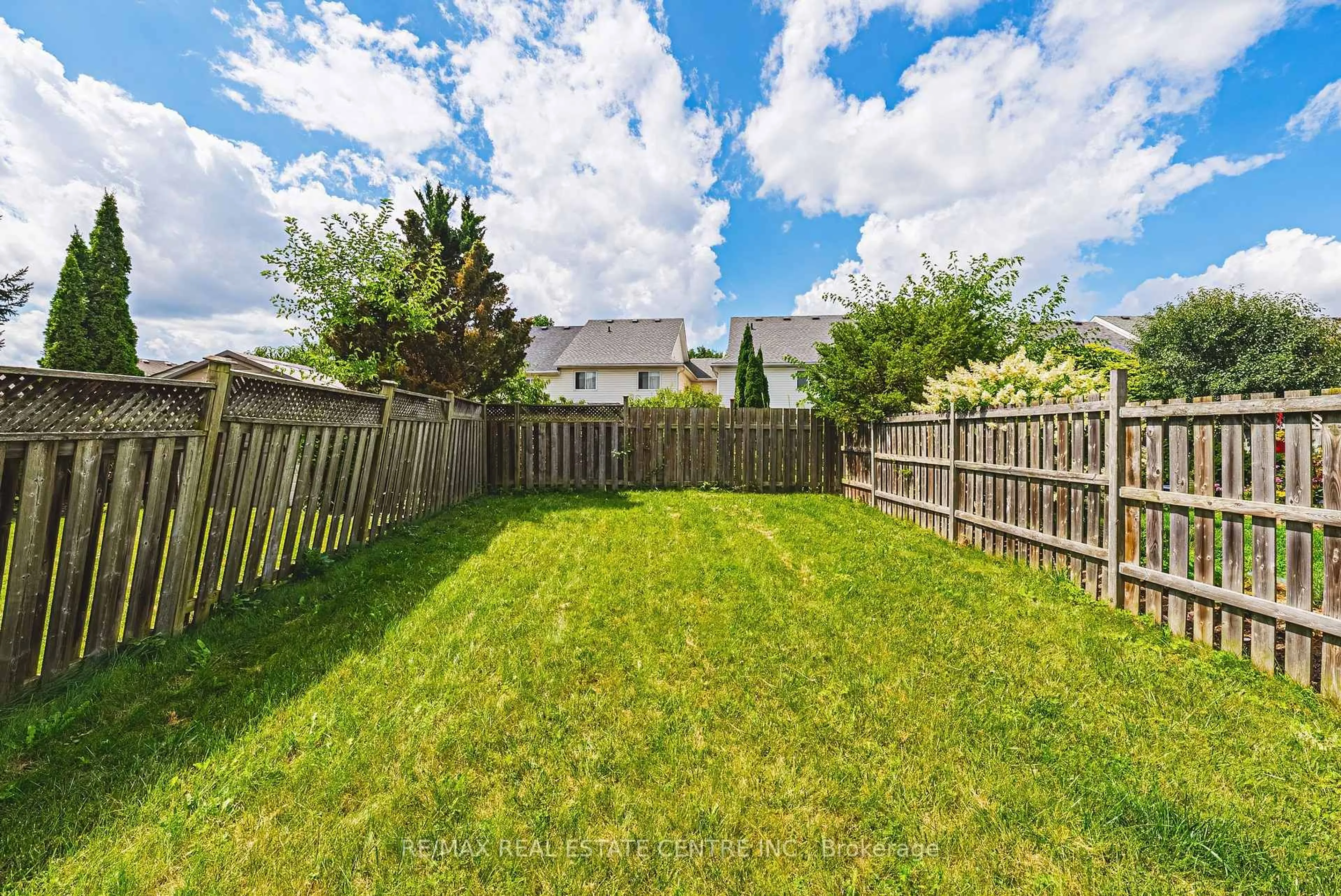 A pic from outside/outdoor area/front of a property/back of a property/a pic from drone, unknown for 24 King William Crt, Cambridge Ontario N3C 4J2