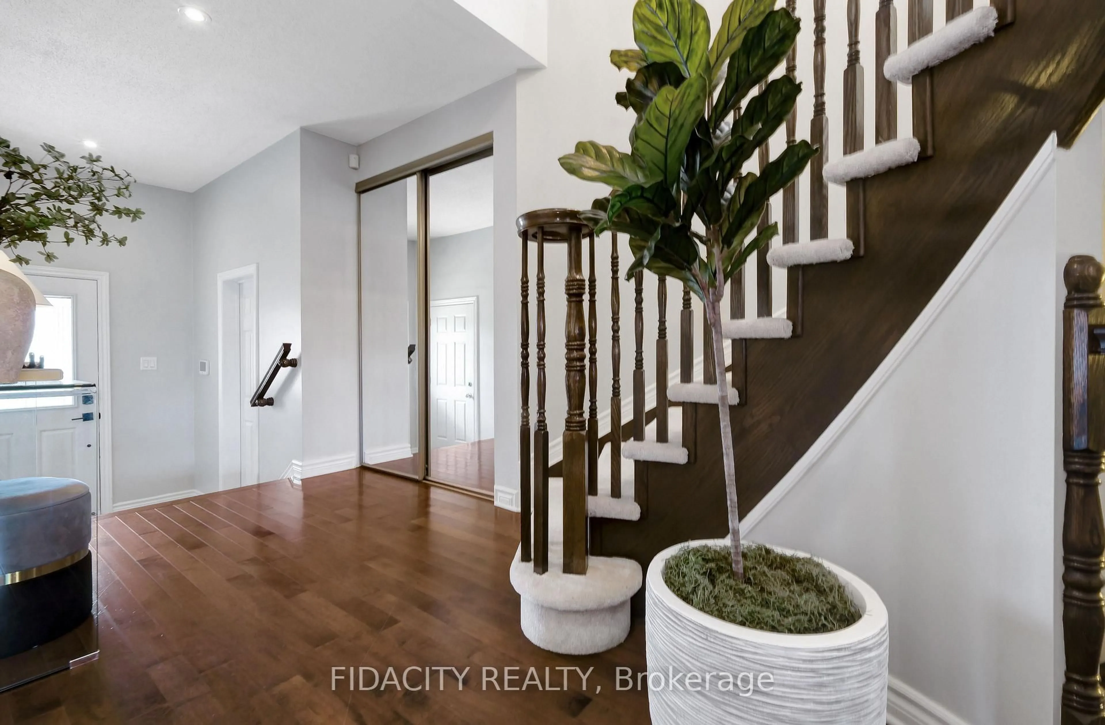 Indoor entryway for 380 Goldenbrook Way, Ottawa Ontario K4A 0K7