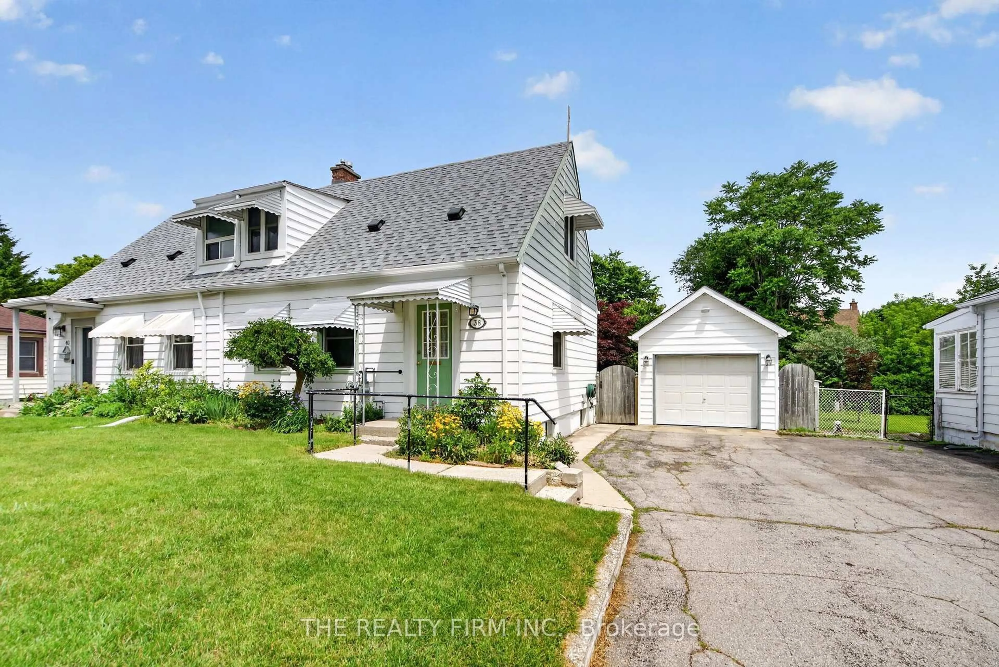 A pic from outside/outdoor area/front of a property/back of a property/a pic from drone, street for 38 Elliott St, London East Ontario N5Y 2E4