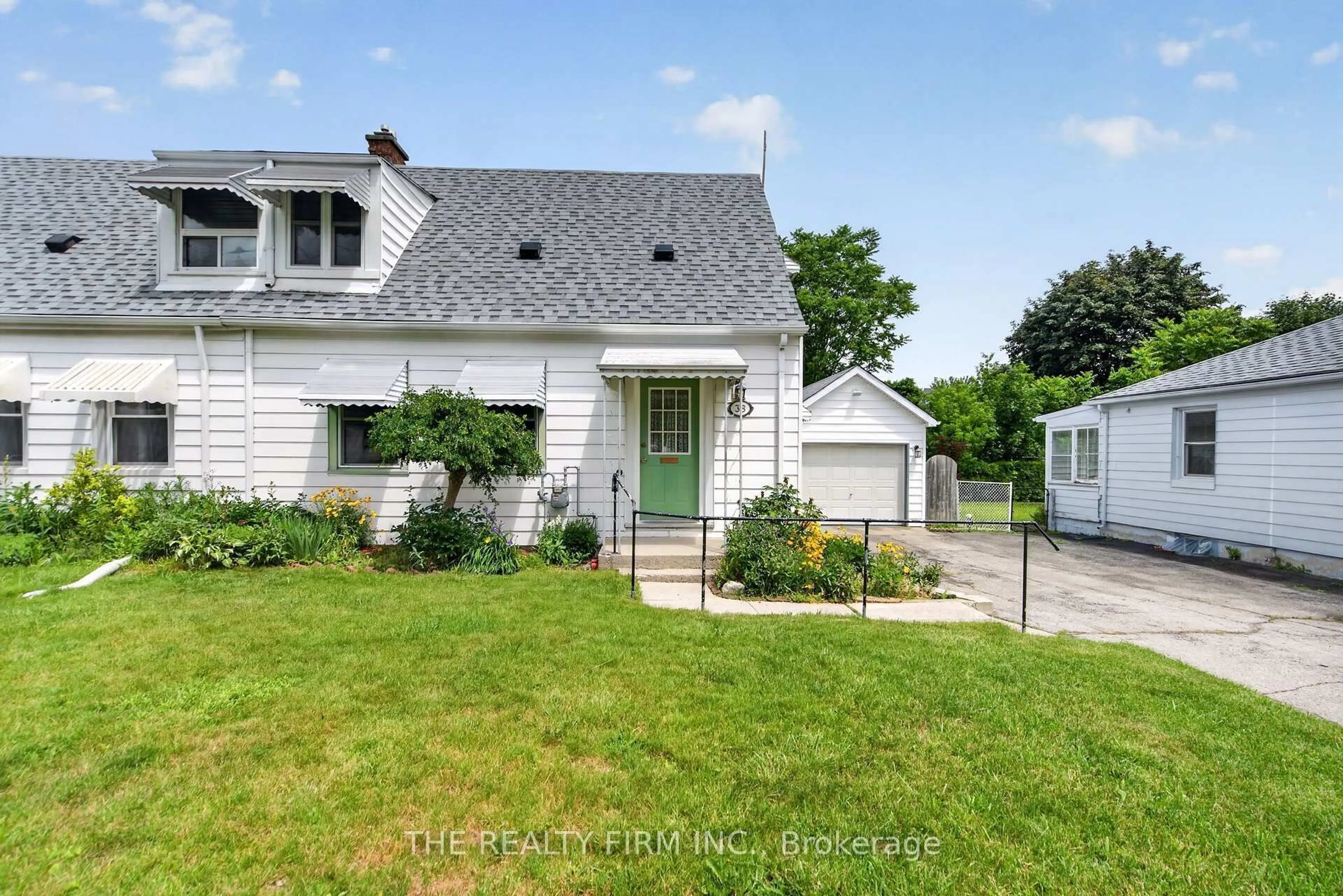 Home with vinyl exterior material, street for 38 Elliott St, London East Ontario N5Y 2E4