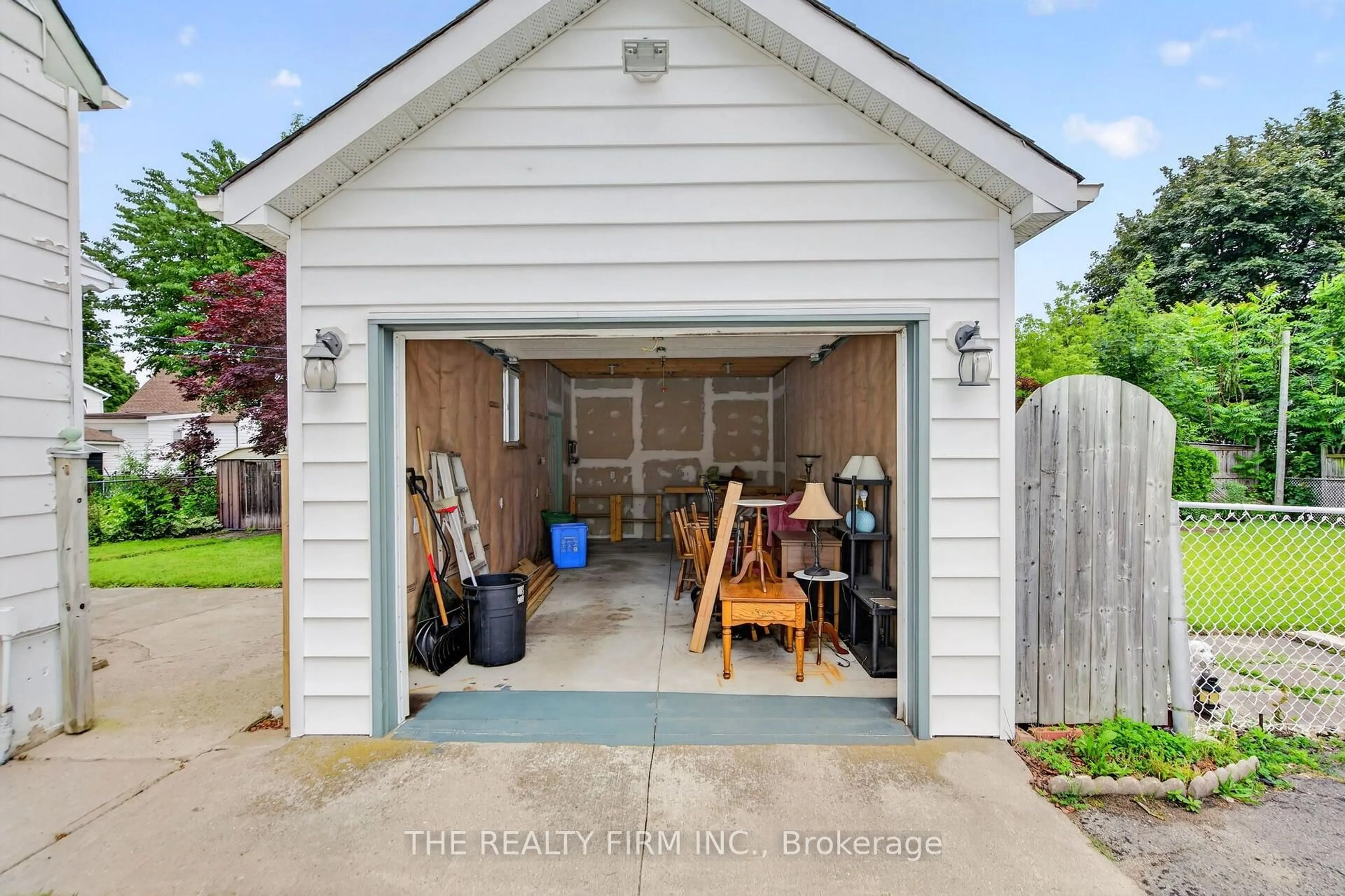 Indoor garage for 38 Elliott St, London East Ontario N5Y 2E4