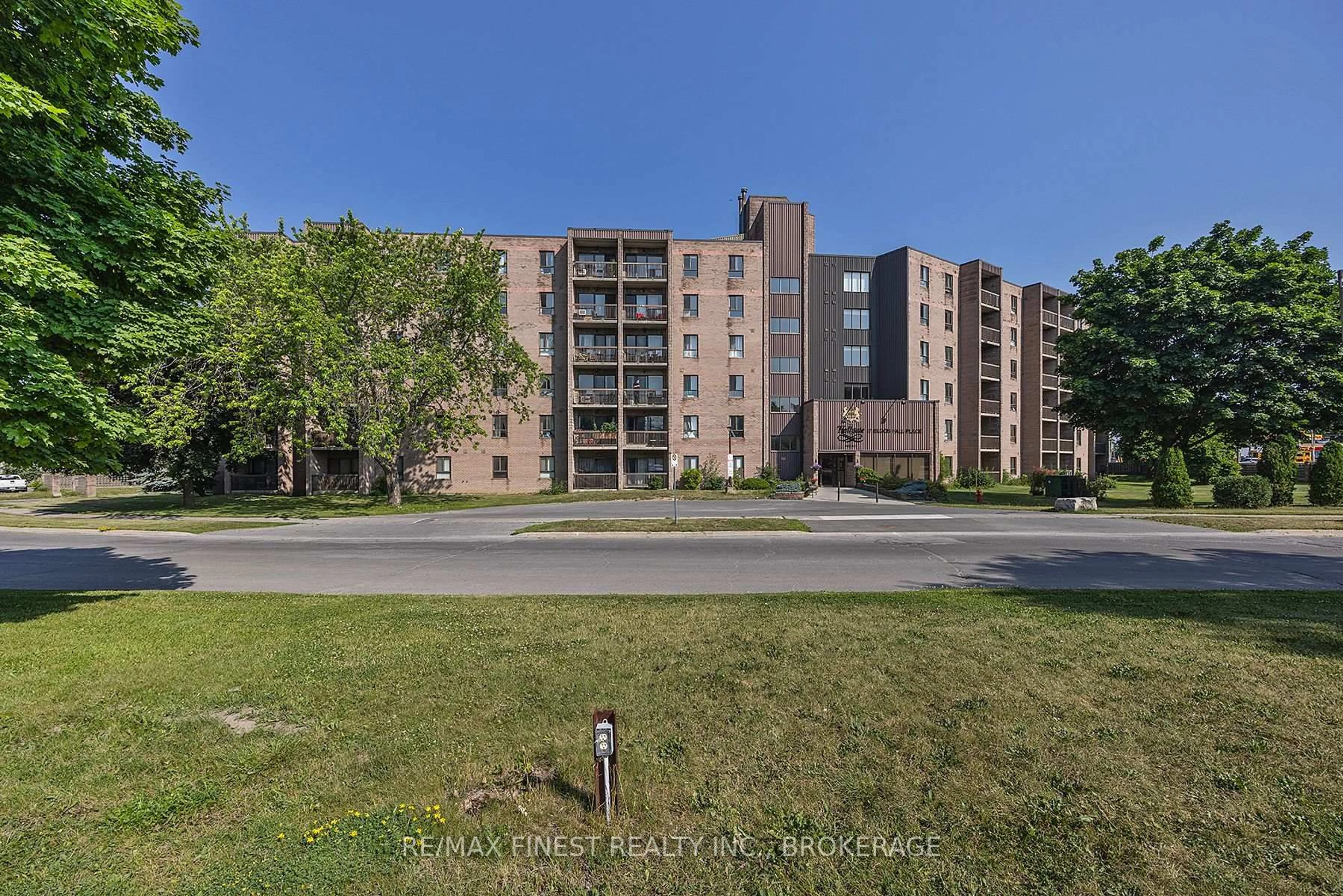 A pic from outside/outdoor area/front of a property/back of a property/a pic from drone, building for 17 Eldon Hall Pl #414, Kingston Ontario K7M 7H5
