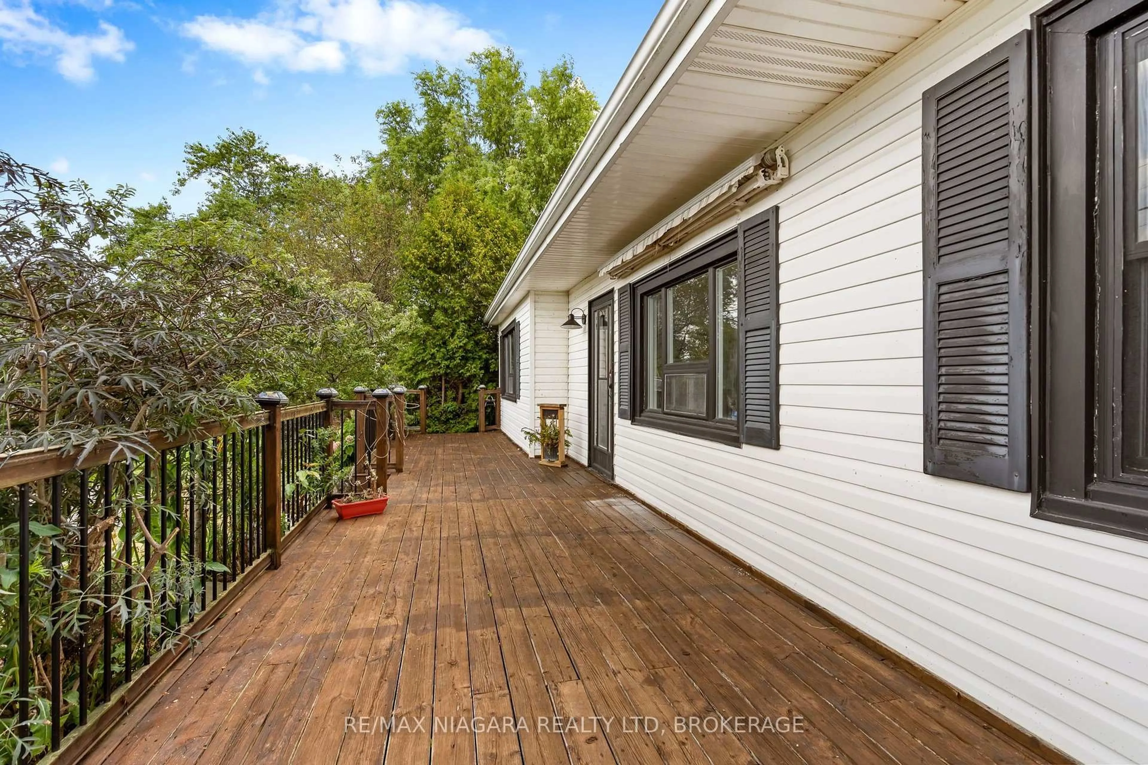 A pic from outside/outdoor area/front of a property/back of a property/a pic from drone, unknown for 1470 KILLALY St, Port Colborne Ontario L3K 5V3