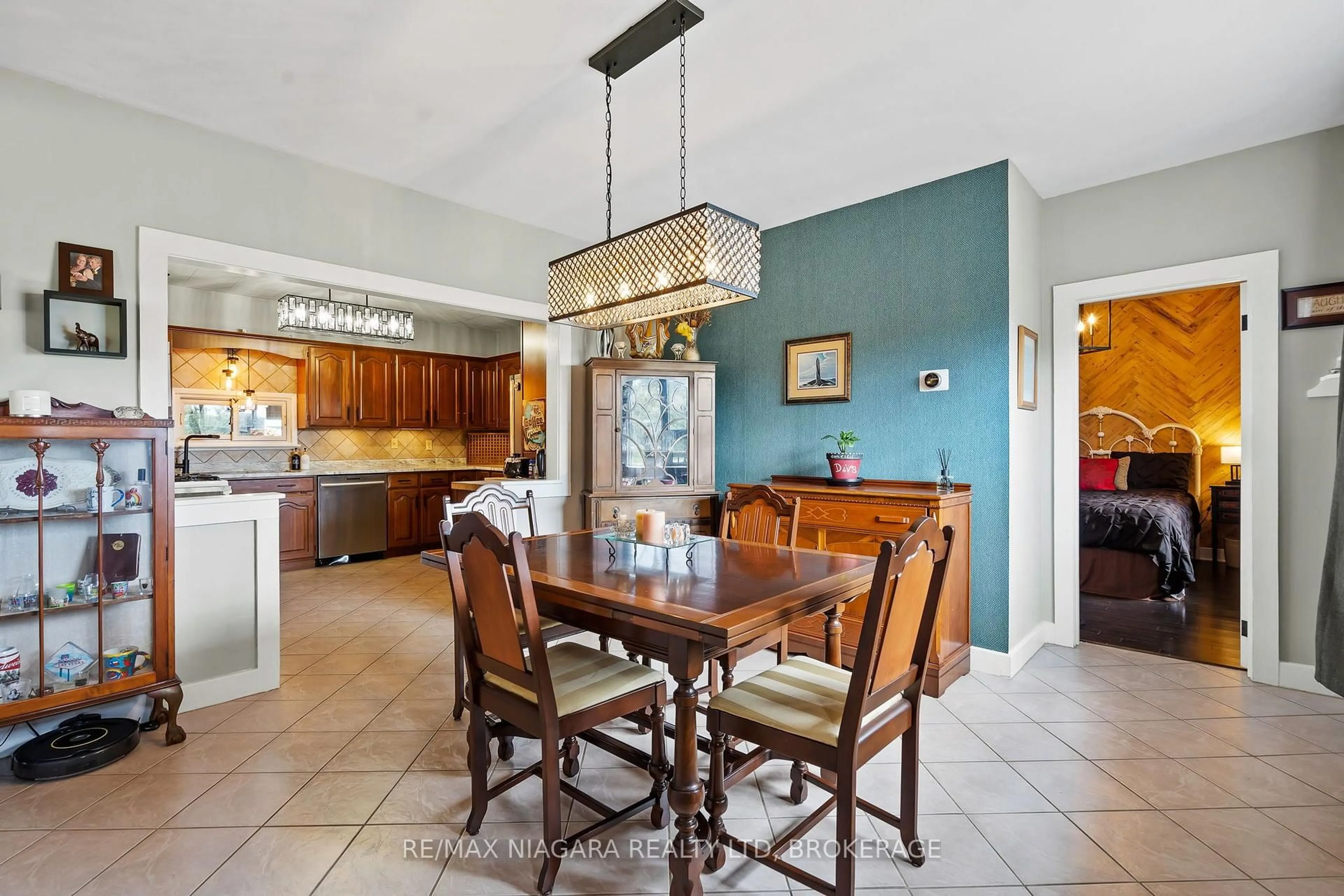 Dining room, ceramic/tile floor for 1470 KILLALY St, Port Colborne Ontario L3K 5V3