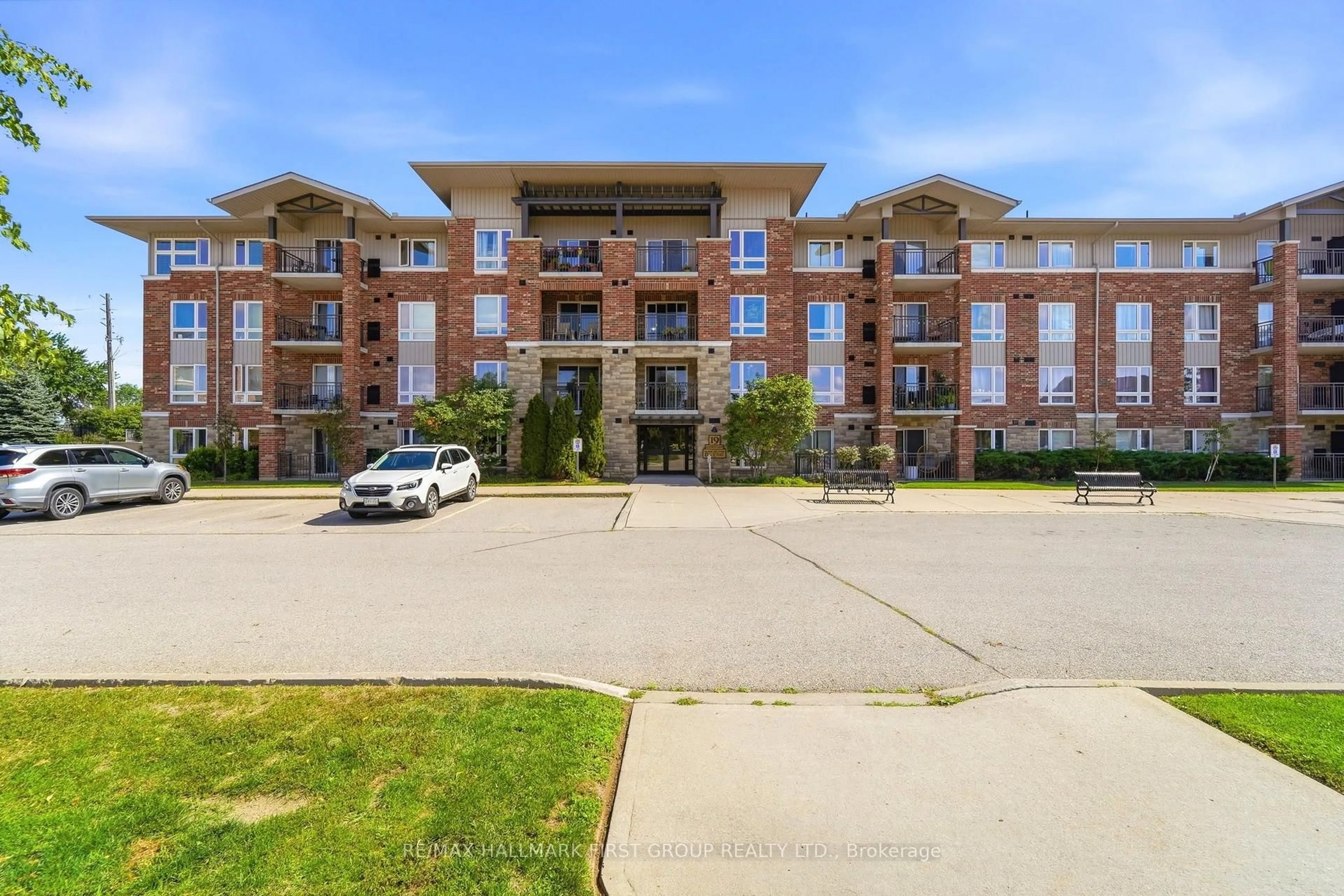 A pic from outside/outdoor area/front of a property/back of a property/a pic from drone, building for 19 Waterford Dr #403, Guelph Ontario N1L 0J1